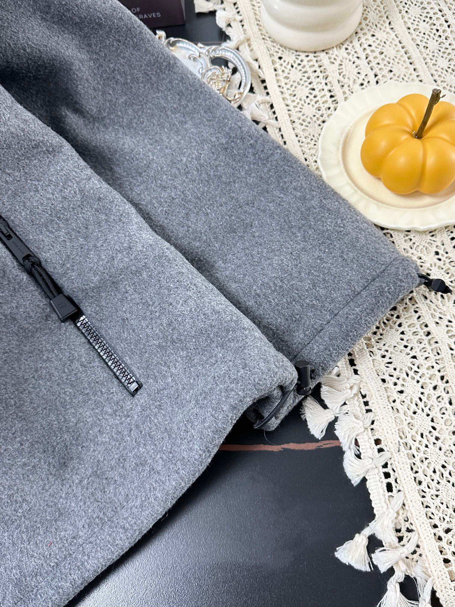 MiuMiu Abbigliamento Giacca & Soprabito Grigio Bianco Ricamo Collezione Autunno/Inverno SML2025300 7 i1726930434 292 2