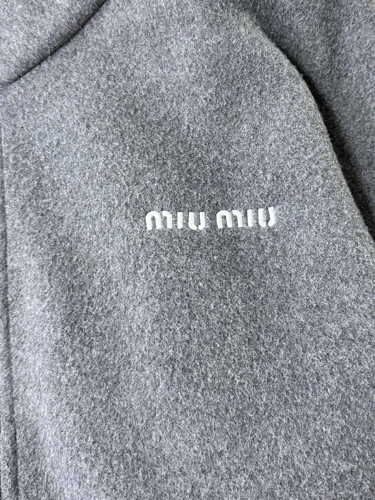 MiuMiu Abbigliamento Giacca & Soprabito Grigio Bianco Ricamo Collezione Autunno/Inverno SML2025300 5 i1726930434 3900 4