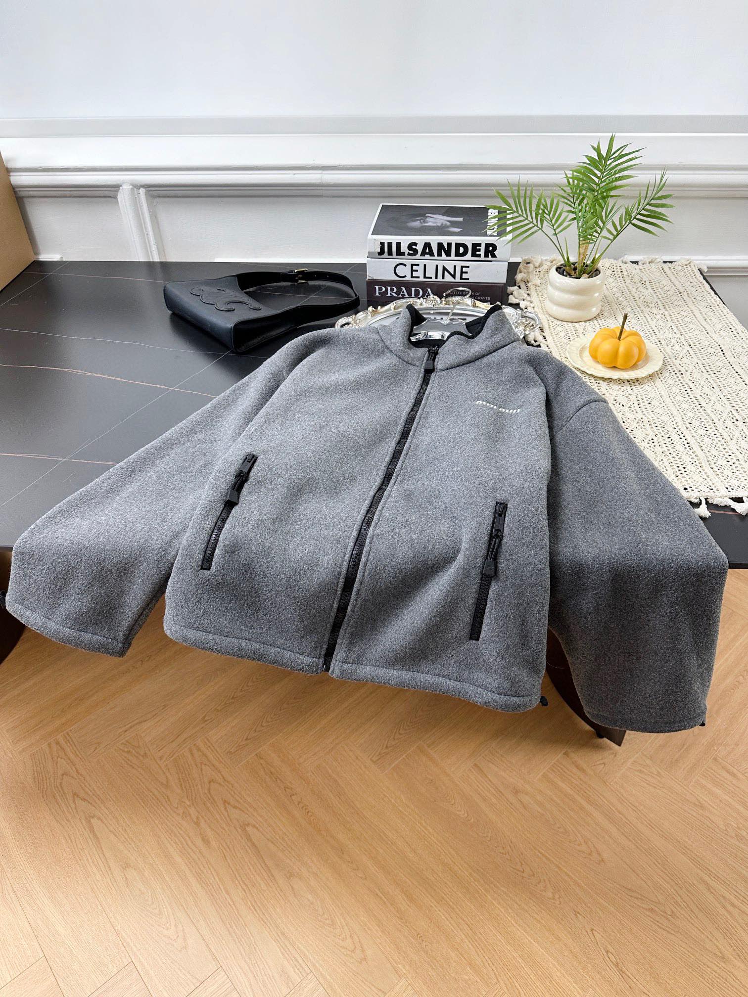 MiuMiu Abbigliamento Giacca & Soprabito Grigio Bianco Ricamo Collezione Autunno/Inverno SML2025300 3 i1726930434 8554 0