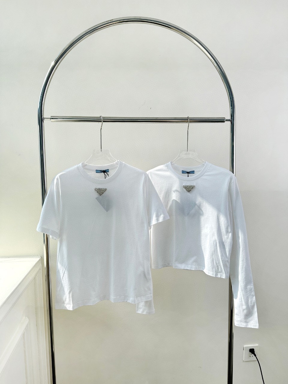 “High Quality Women’s Clothes: Triangular Rigo Long Sleeve T-shirt in Cotton Fabric” - 图片 1