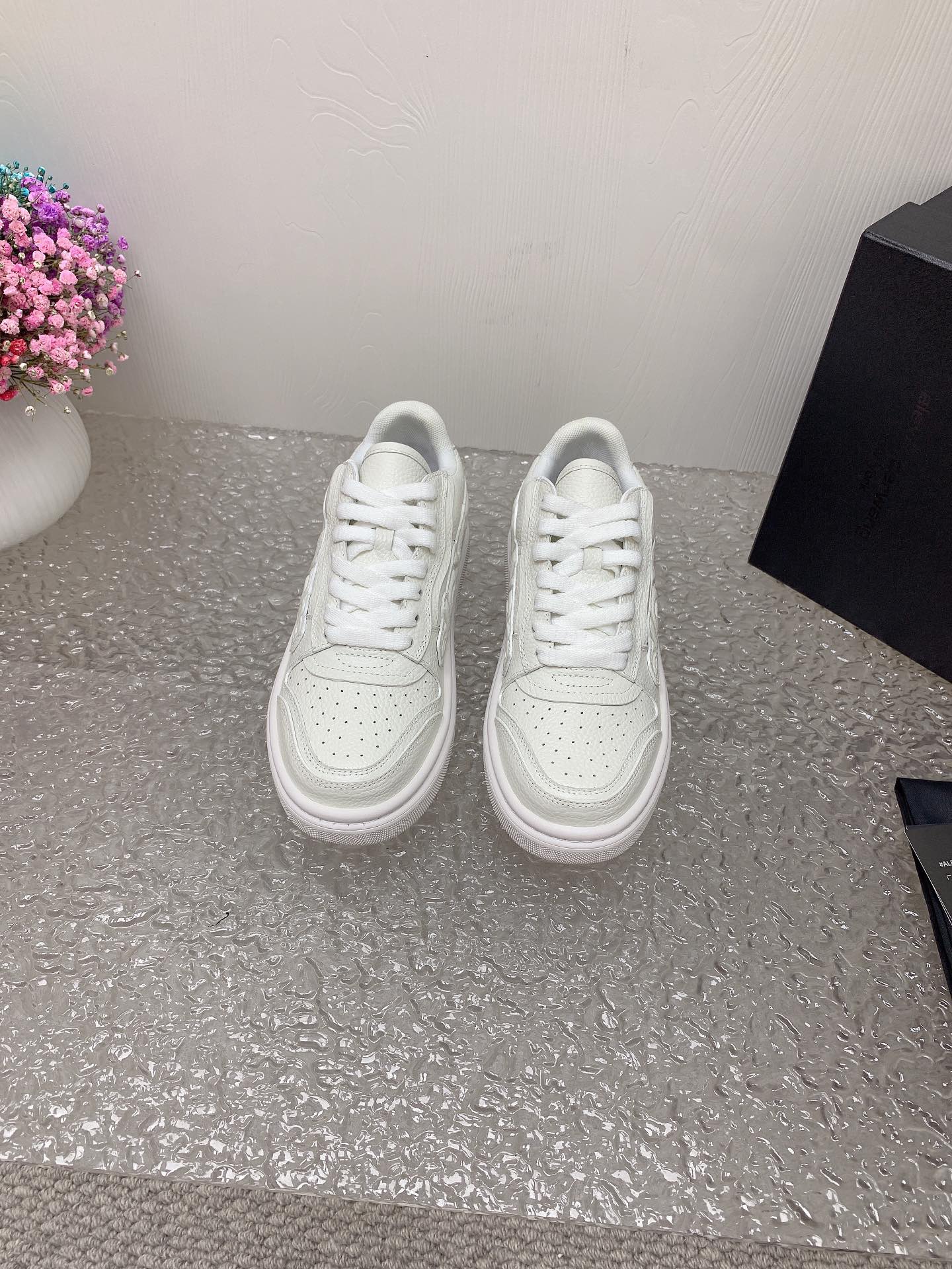 Alexander Wang’s Stylish and Comfortable Sneakers for Men and Women - 图片 1