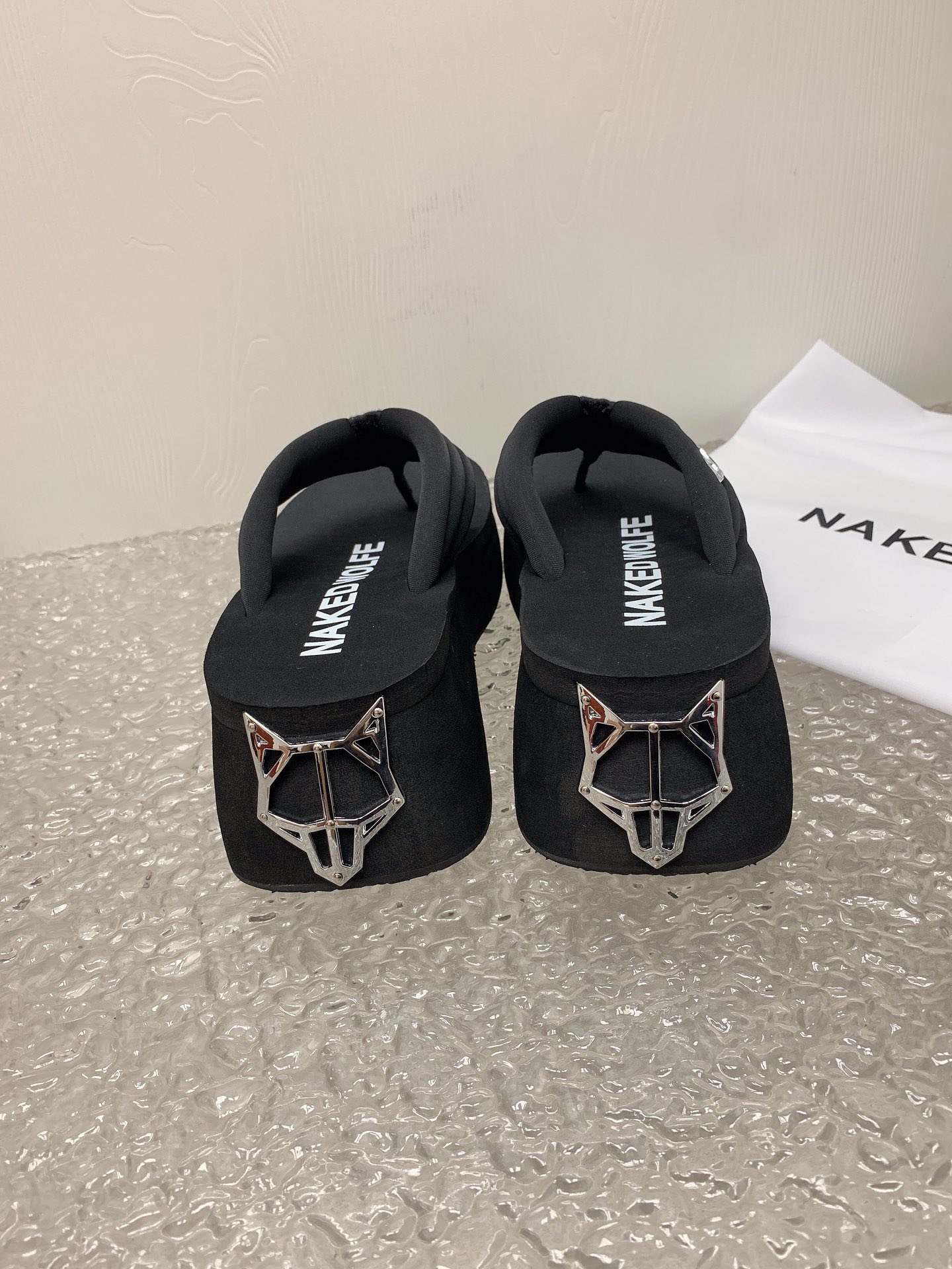 NAKEED WOLFE Spring/Summer Show: Metallic Wolf Head Roman Slippers – Luxury Design Spotlight - 图片 2