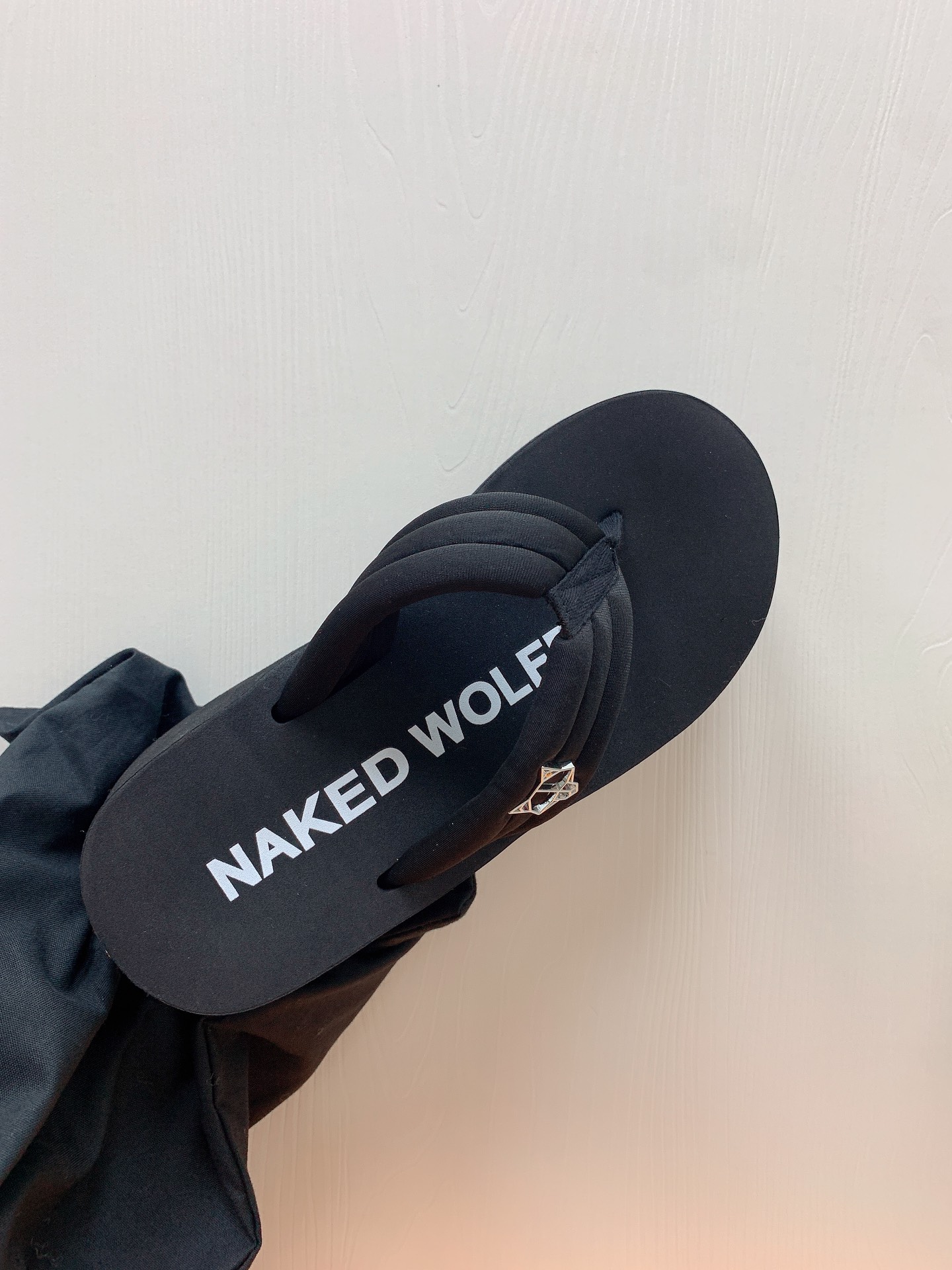 NAKEED WOLFE Spring/Summer Show: Metallic Wolf Head Roman Slippers – Luxury Design Spotlight - 图片 9