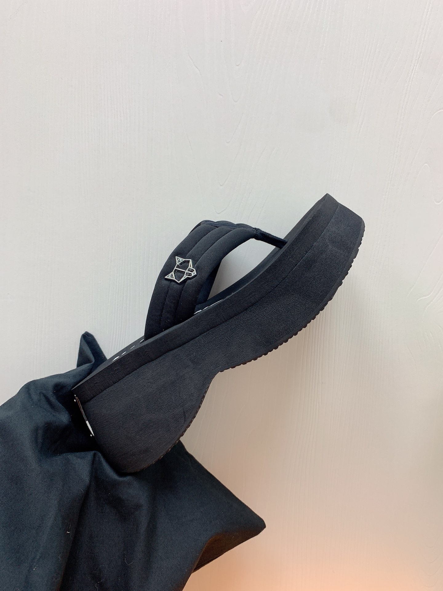 NAKEED WOLFE Spring/Summer Show: Metallic Wolf Head Roman Slippers – Luxury Design Spotlight - 图片 7