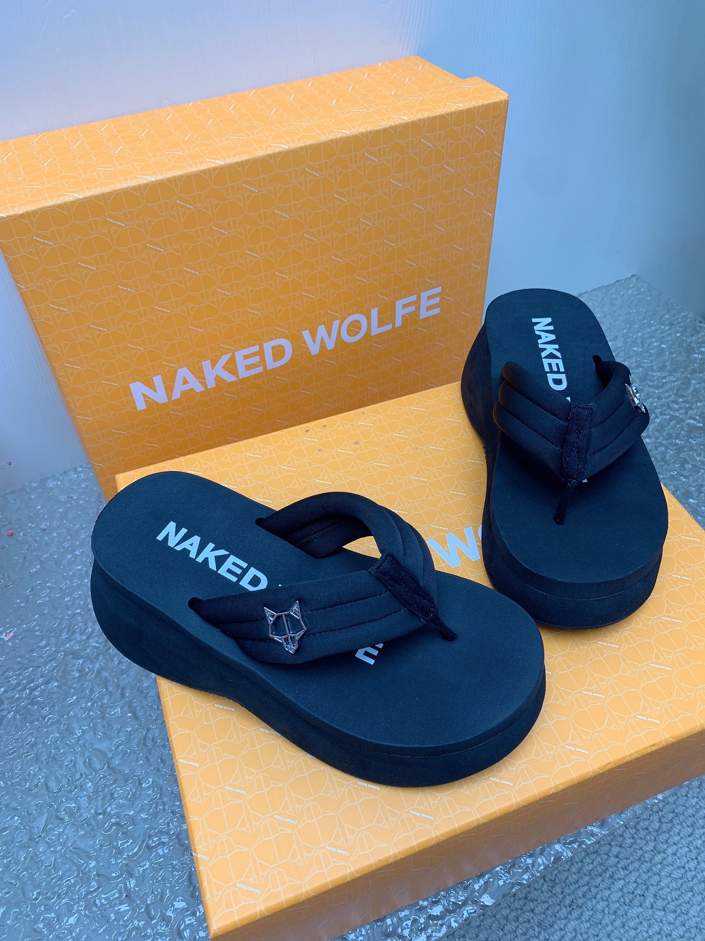 NAKEED WOLFE Spring/Summer Show: Metallic Wolf Head Roman Slippers – Luxury Design Spotlight - 图片 4
