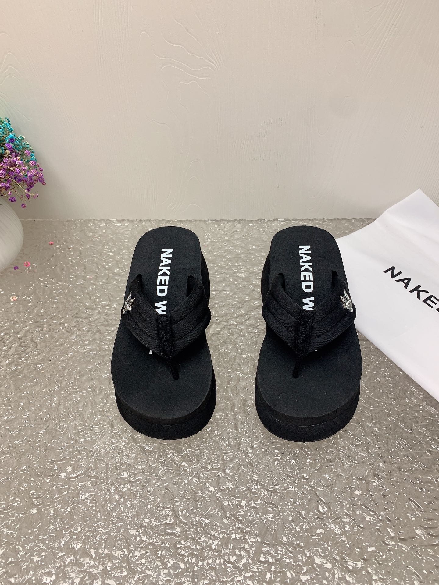 NAKEED WOLFE Spring/Summer Show: Metallic Wolf Head Roman Slippers – Luxury Design Spotlight - 图片 5