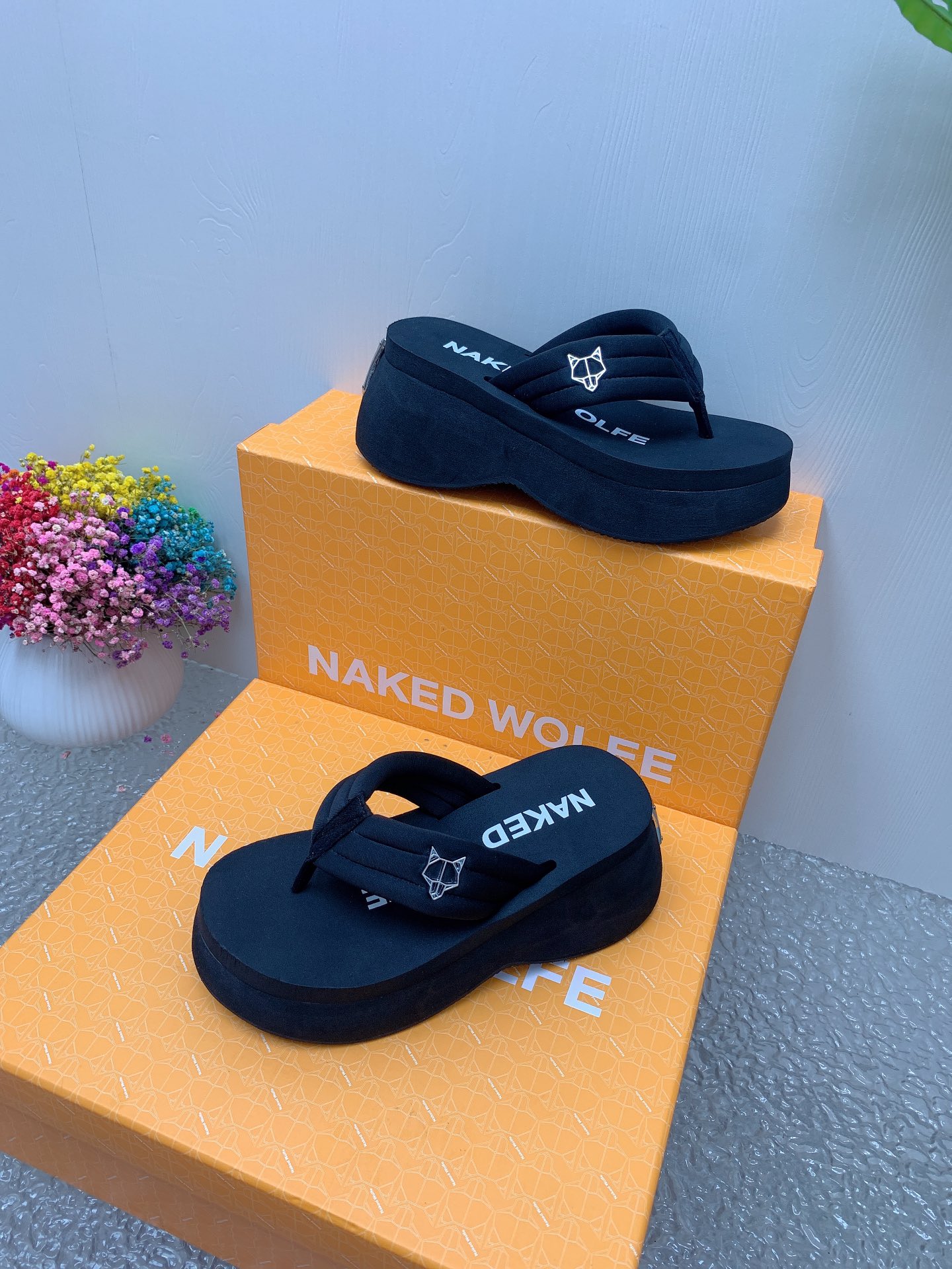 NAKEED WOLFE Spring/Summer Show: Metallic Wolf Head Roman Slippers – Luxury Design Spotlight - 图片 6