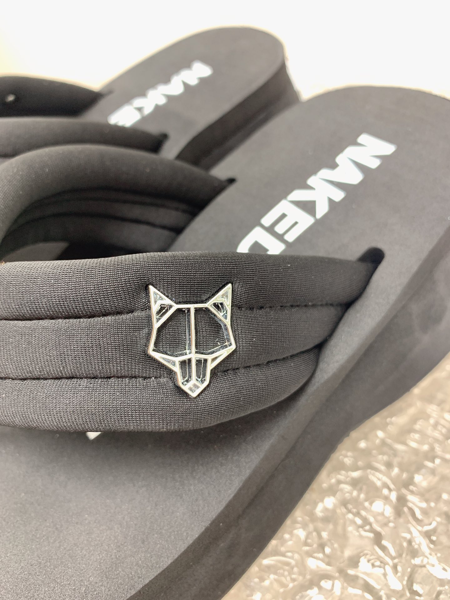 NAKEED WOLFE Spring/Summer Show: Metallic Wolf Head Roman Slippers – Luxury Design Spotlight - 图片 3
