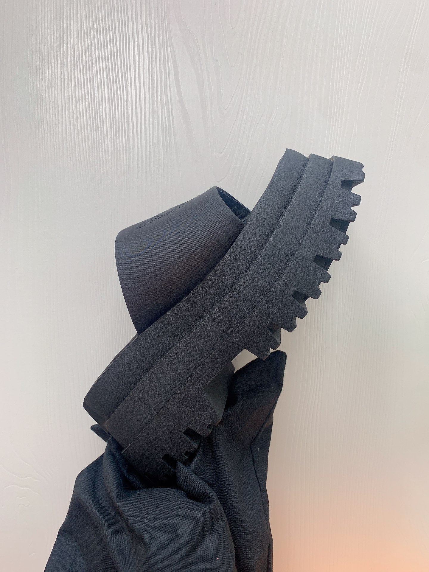 NAKEED WOLFE Luxury Shoes: Metallic Wolf Head Design in Roman Style Slippers - 图片 7