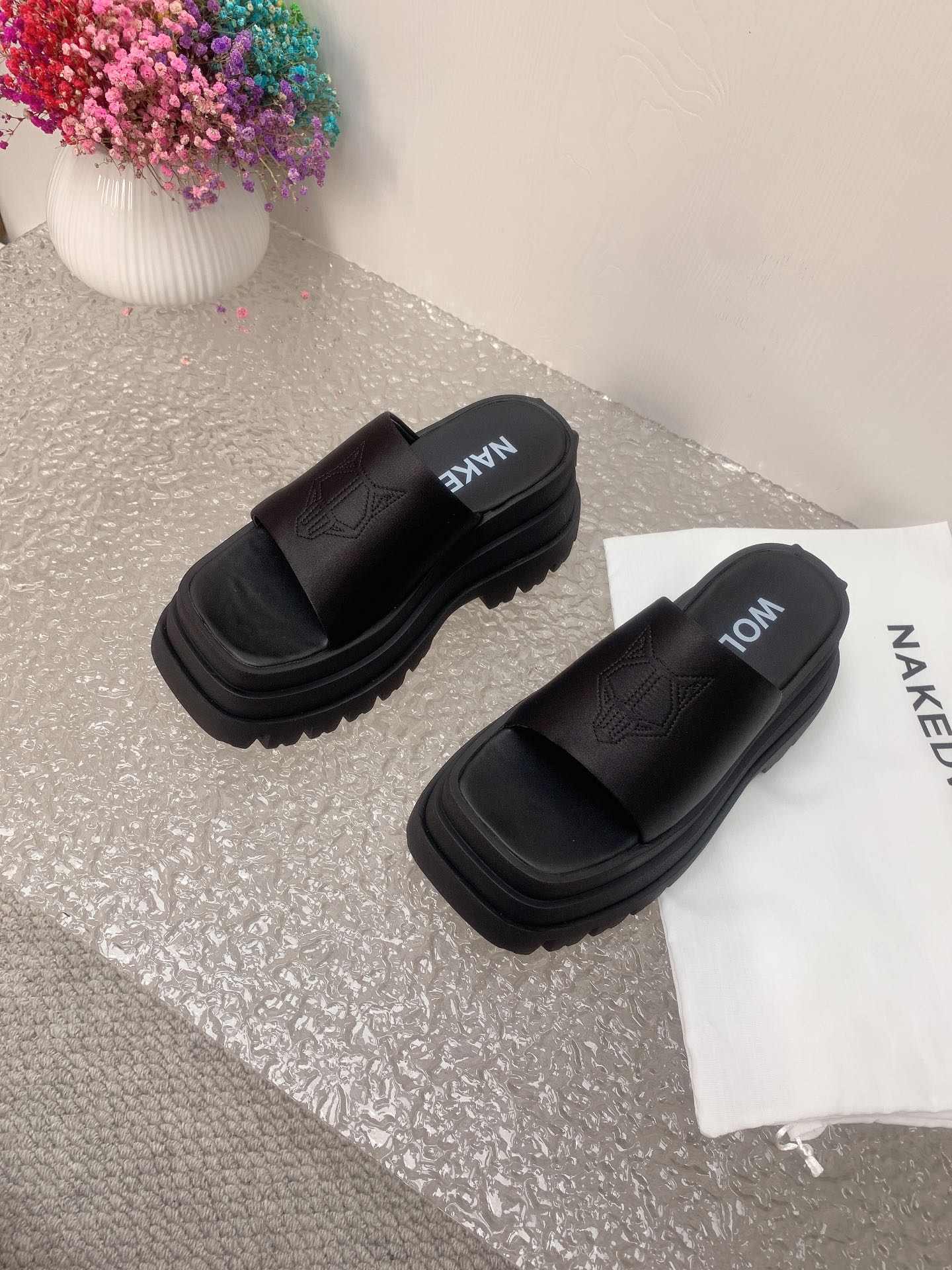NAKEED WOLFE Luxury Shoes: Metallic Wolf Head Design in Roman Style Slippers - 图片 2