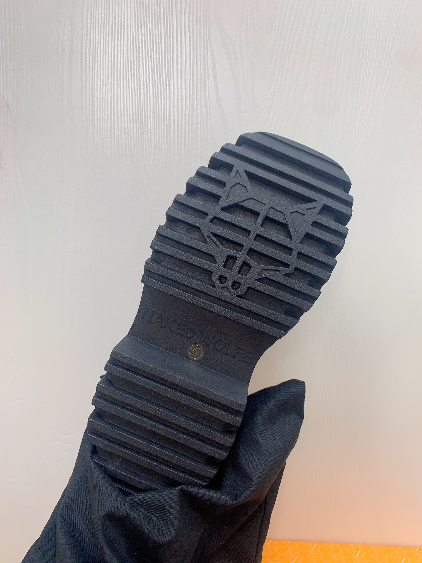 NAKEED WOLFE Luxury Shoes: Metallic Wolf Head Design in Roman Style Slippers - 图片 8