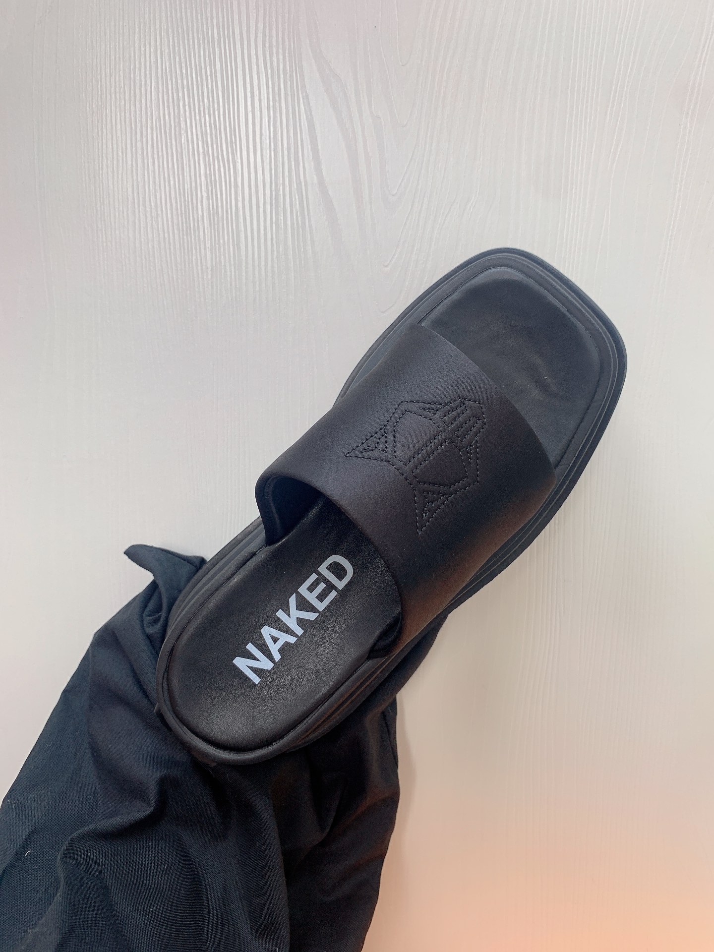 NAKEED WOLFE Luxury Shoes: Metallic Wolf Head Design in Roman Style Slippers - 图片 9