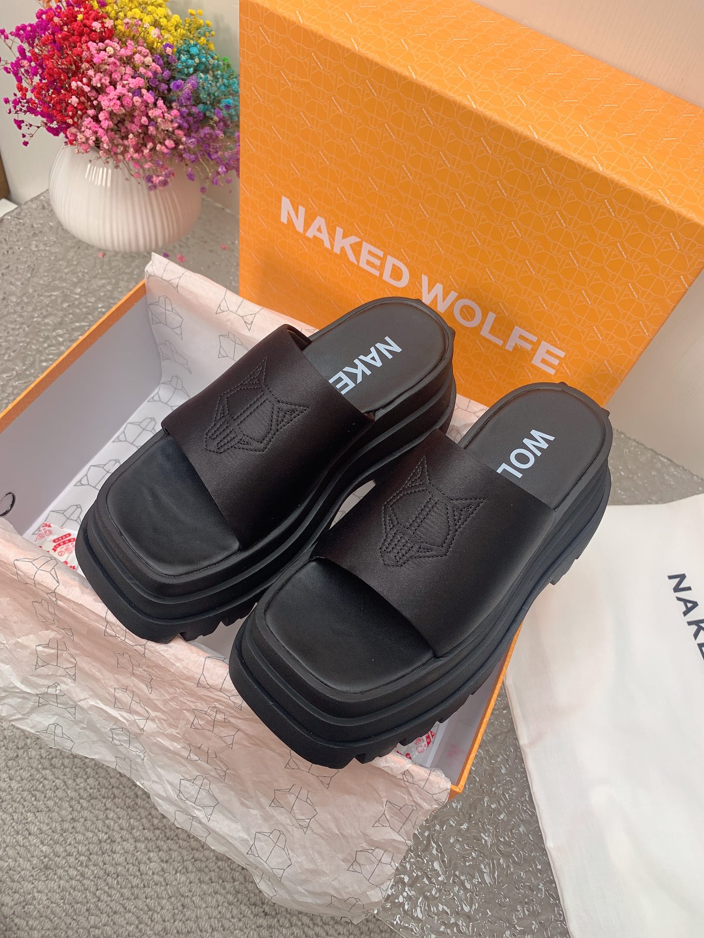 NAKEED WOLFE Luxury Shoes: Metallic Wolf Head Design in Roman Style Slippers - 图片 4