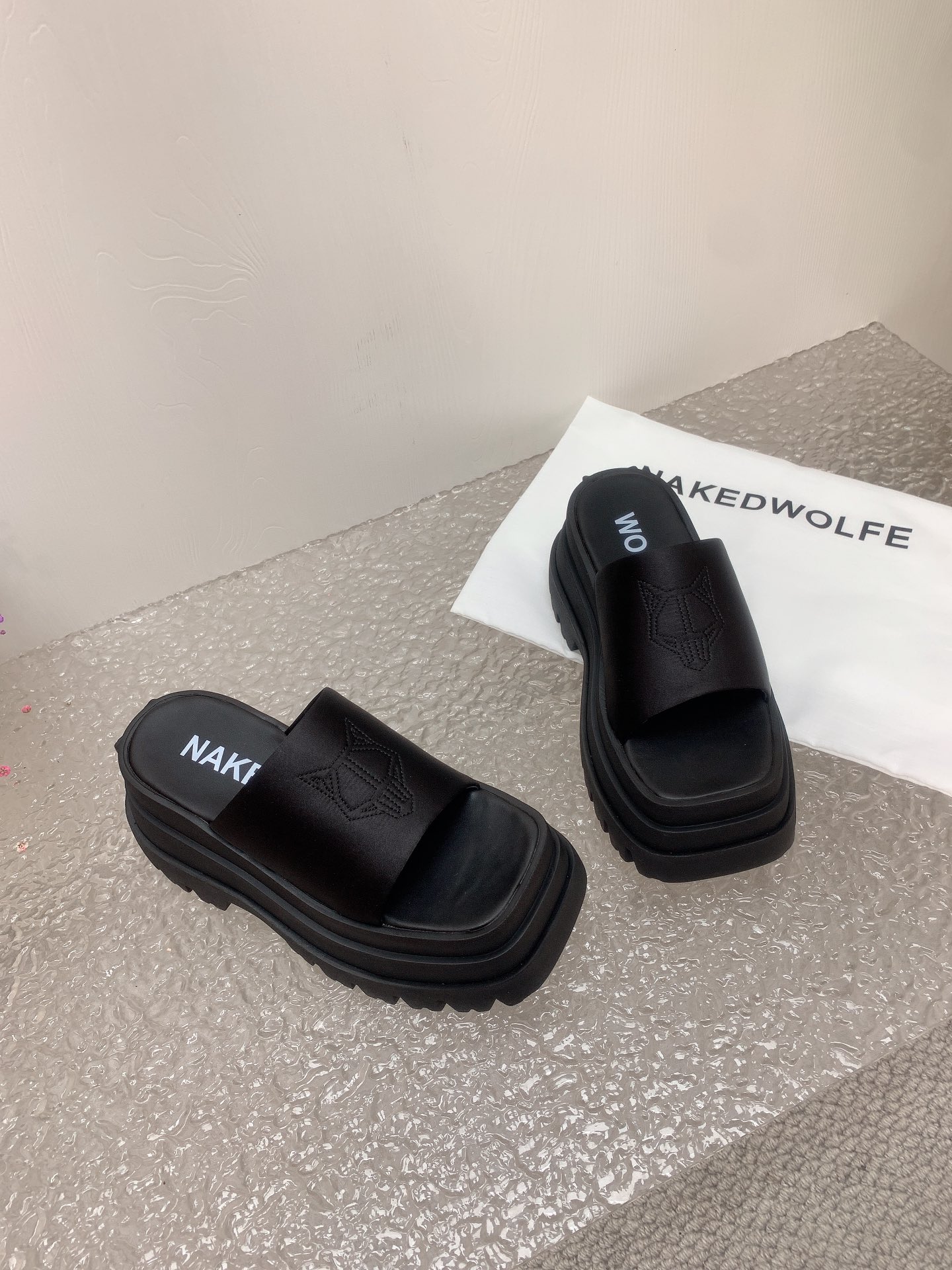 NAKEED WOLFE Luxury Shoes: Metallic Wolf Head Design in Roman Style Slippers - 图片 3