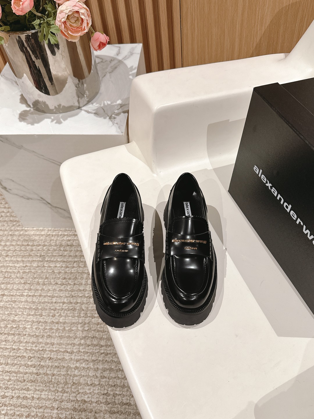 NO:225667,G013 purchasing level Alexanderwan* King's 2025 spring new thick sole series, unrivaled height-enhancing single product, thick sole, but light and comfortable feet!  Selected imported cowhide, full of texture and embellishment of golden letters, full of high-end feel!  It's so fashionable to wear. Imported cowhide leather with edge beads inside. Cowhide sole is about 7cm. Size 35-39 (customized 40, no return or replacement), loafers, alexander wang,loafers,cowhide19860909G013代购级别Alexanderwan*大王2025春季新品厚底系列新品,无敌增高决绝子单品,鞋底厚,但脚感轻盈舒适！甄选进口牛皮,质感满分金色字母点缀,高级感拉满！上脚简直不要太洋气 面料进口牛皮开边珠 内里牛皮 鞋底约7cm 尺码35-39（定制40不退不换）,乐福鞋,alexander wang,loafers,cowhide,Women's Shoes