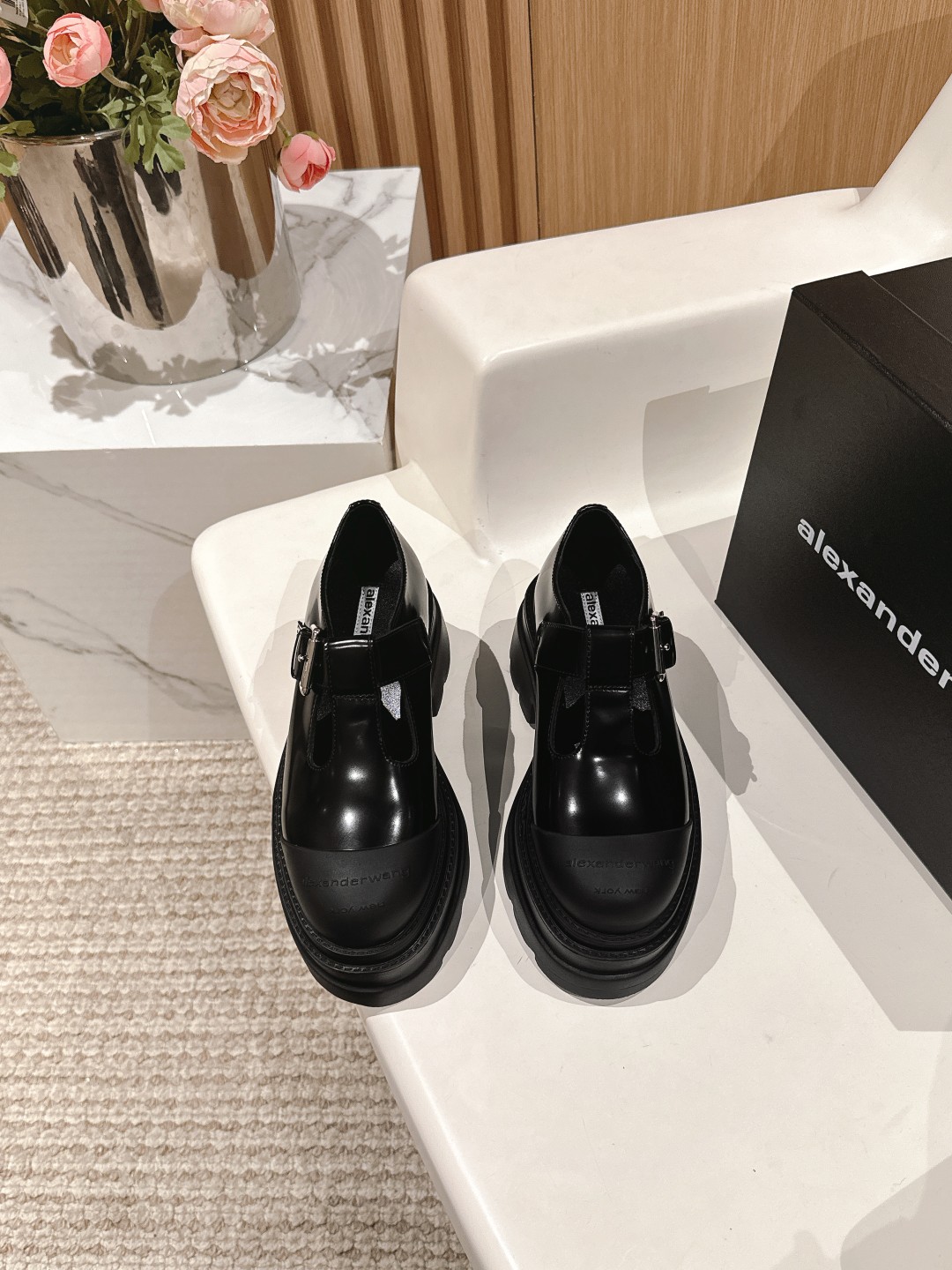 NO:225674,Alexander wan* 25ss latest model, star-like thick-soled and lightweight Mary Jane, many celebrities, Ju Jingyi and Yang Mi, like the same Alexander King Loafers!  Super comfortable!  The thick bottom is very light!  !  !  The super thick sole brings extraordinary height enhancement and visual effects!  The fried chicken with feet really makes your legs look thin!  But it's a bit heavy!  The upper is made of all cowhide!  The upper has an iconic logo to increase recognition!  !  Overall, it is still very beautiful and comfortable!  Material with beaded beads/cowhide inner beads, large sole, open mold, light rubber sole, shoe size 35-39/40 customized, non-return, loafers, alexander wang,loafers,mary jane,cowhide19860909Alexander wan* 25ss最新款 明星同款厚底轻便玛丽珍 超多明星鞠婧祎杨幂等同款亚历山大王乐福鞋！超级舒服！厚底很轻！！！超厚的鞋底带来的是非寻常的增高效果以及视觉效果！上脚的真的炒鸡显腿细！但是确实有点重就是了！鞋面采用全牛皮制作！鞋面有标志性logo增加辨识度！！整体来说还是很美丽很舒适的！ 材质开边珠牛皮/牛皮 内里牛里 大底开模轻便橡胶底 鞋码35-39/40定制不退换,乐福鞋,alexander wang,loafers,mary jane,cowhide,Women's Shoes