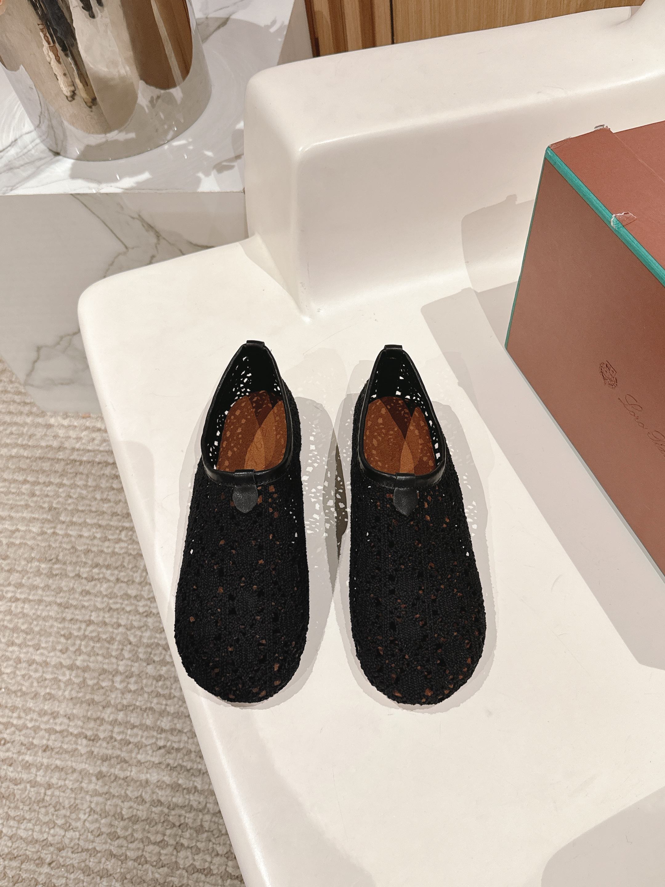 NO:225655,LP knitted mesh flat ballet 2025 top version new product is available for sale | Upper adopts wool mesh pattern making process | One-to-one recovery counter package technology, comfortable, generous, lightweight, versatile flat ballet shoes, hollow crochet shoes are of grade and personality when worn!  It is an indispensable pair of beautiful shoes for M M｜High difficulty production process Original Italian leather sole Size size 35-41 (40 41. Custom made), ballet shoes, loro piano, Leather soles19860909LP 针织网面平底芭蕾舞  2025顶级版本新品发售毛鞋｜鞋面采用 编制网纹制作工艺｜一比一复原专柜套包工艺,舒适,大方,轻便,百搭的一款平底芭蕾舞鞋,镂空钩针鞋穿上有档次而有个性！是M M少不可缺的一双美鞋｜高难度制作流程原版意大利真皮大底 Size码数35—41（40 41.定做）,芭蕾舞鞋,loro piana,Leather soles,Women's Shoes