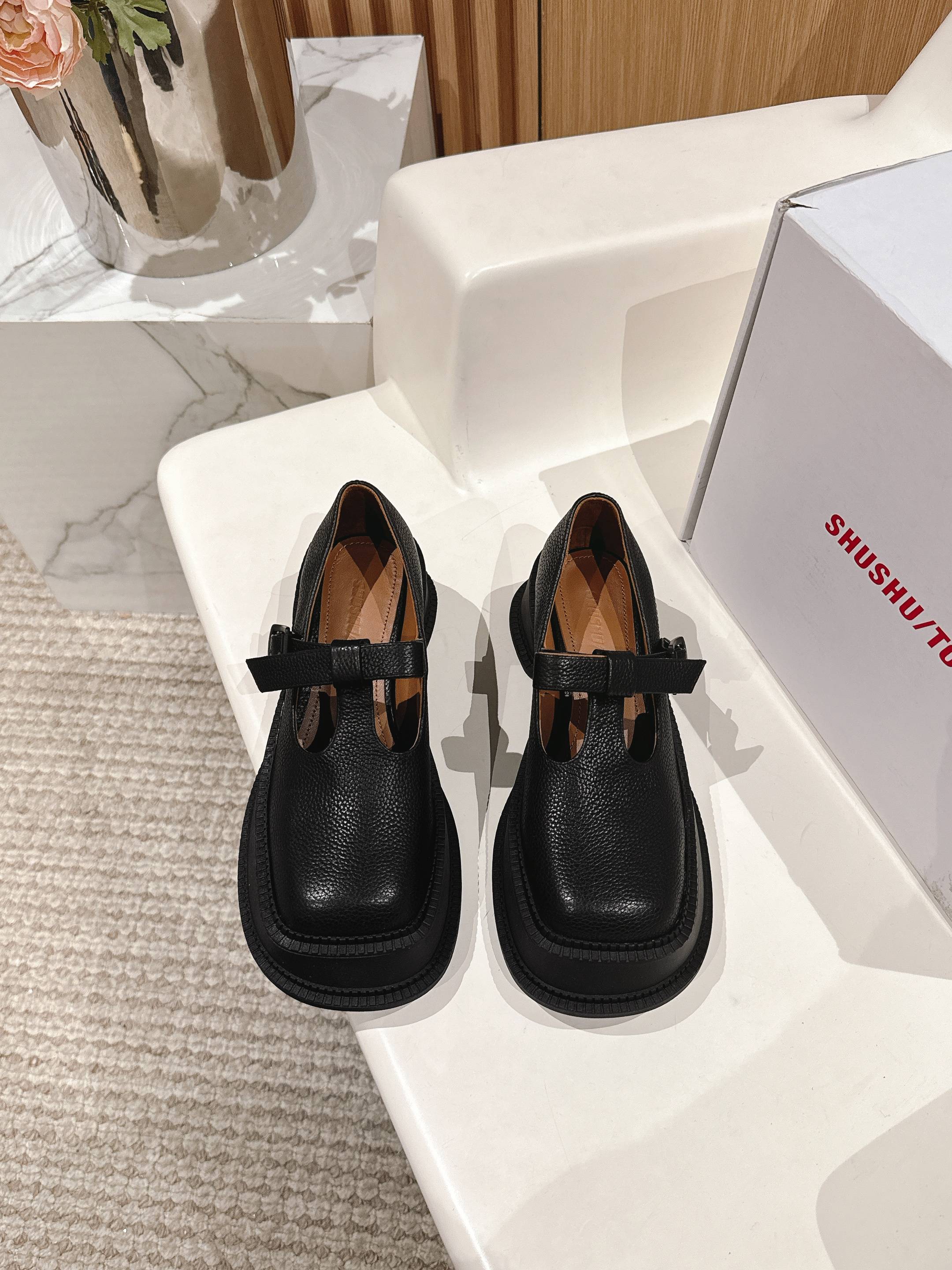 NO:225765,Shushuton*2025 early spring new thick-soled Mary Zhen shoes are sweet and fashionable, and they are all very good at matching. They are very high in the film rate. They are straight and click every shushu/tong. The girl is full of girly heart and becomes playful. When wearing it, it becomes playful and modern girl original 1:1 customized imported beaded cowhide fabric, cowhide inner, TPU mold sole, heel height 7cm, size 35-39# (40# customized without return or exchange), Mary Zhen, mary jane, cowhide19860909shushuton*2025早春新款厚底玛丽珍鞋甜美时髦随便搭配都是出片率巨高,直戳每一位shushu/tong 女孩心少女感十足,穿上秒变俏皮摩登女孩原版1:1订制进口开边珠牛皮面料,牛皮内里,对版TPU模具大底,跟高7cm ,码数35-39#（40#订做不退换）,玛丽珍,mary jane,cowhide,Women's Shoes