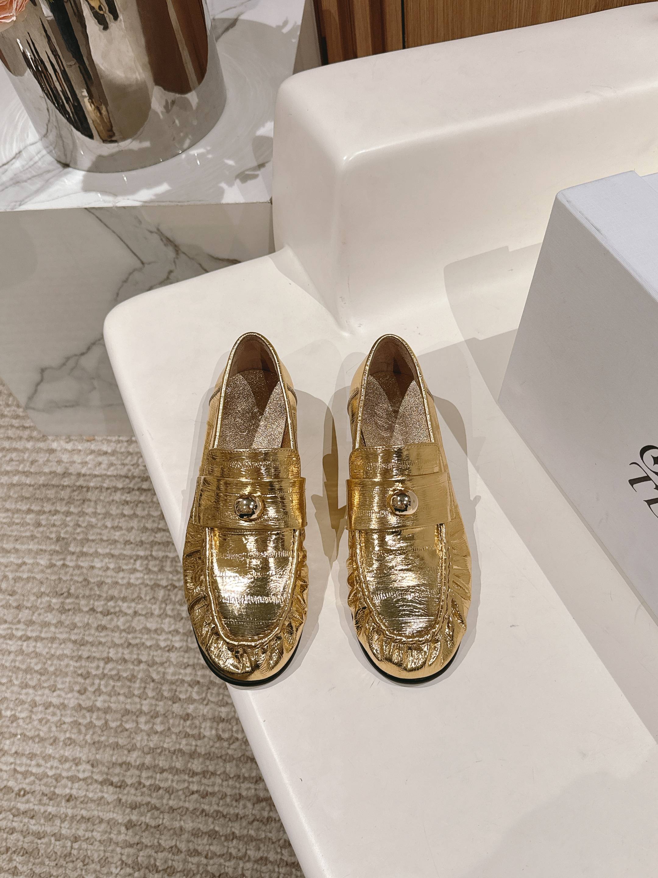 NO:225761,ODTD25 early spring new metal ball loafers This year's popular loafers reveal their inadvertent sexyness, perfectly lengthening the legs and eye-catching proportions, and easily add points to the outfit 1:1 custom cowhide fabric, sheepskin lining, pair mold outsole, size 35-39# (40# can be customized without return), loafers, loafers, cowhide, sheepskin19860909ODTD25早春新款金属球乐福鞋今年大热的乐福鞋优雅随性中透露不经意的性感,完美拉长双腿比例惹眼轻松为穿搭加分对版1:1订制牛皮面料,羊皮内里,对版模具大底,码数35-39#（40#可订做不退换）,乐福鞋,loafers,cowhide,sheepskin,Women's Shoes