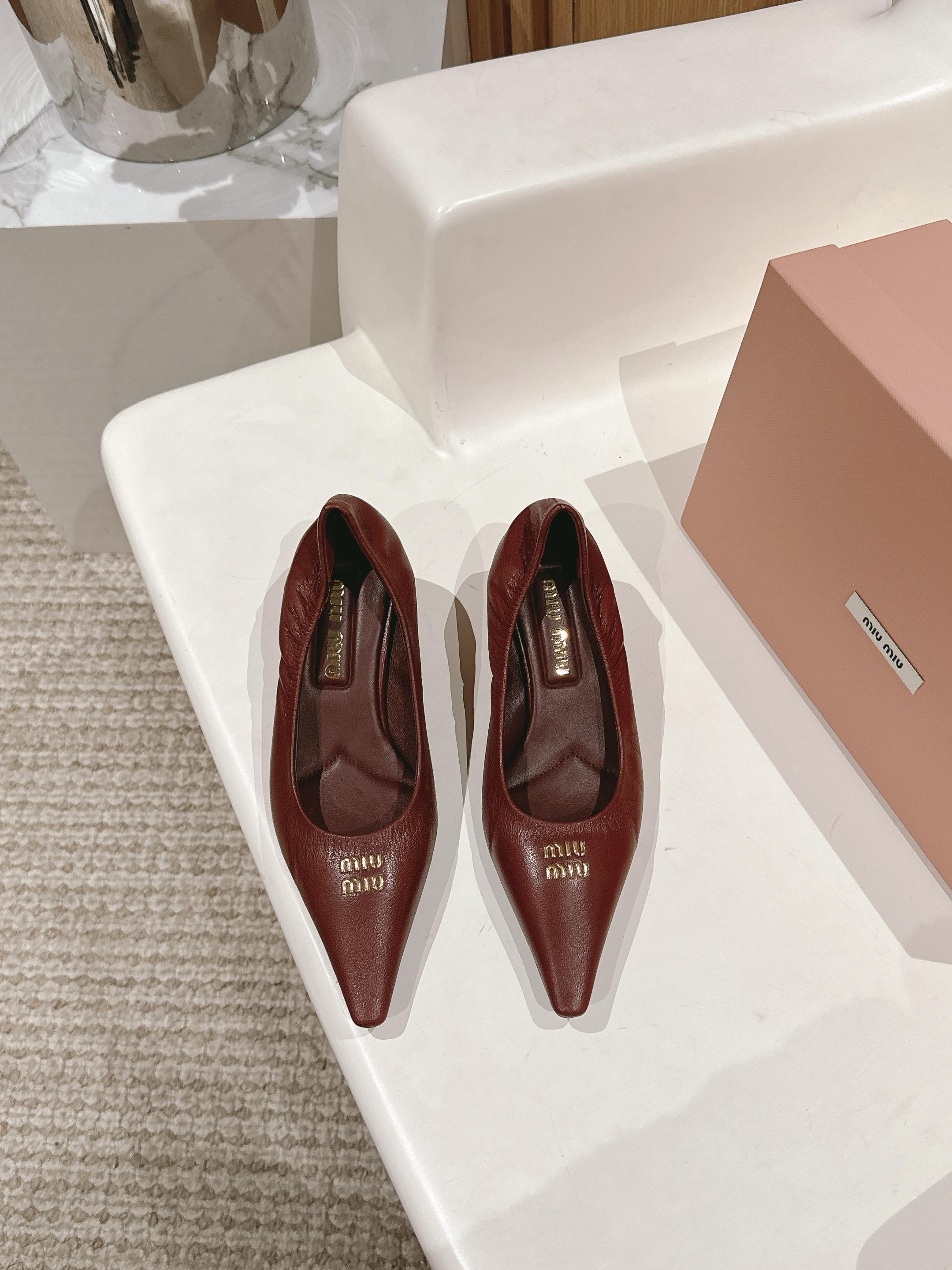 NO:225680,High quality!  Top quality Miu miu 25 spring and summer new elastic pointed high heel shallow mouth shoes!  The high heels at M's family are so good at grasping people's hearts. They are a series that is not out of date for thousands of years. The pointed toe design is small and sweet, and it is comfortable to wear. It is gentle and elegant when worn on a small skirt every day~ You can easily grasp the girlish feeling!  The upper is made of imported delicate Yangjing inner footbed sheepskin imported from Italy. Heel height: 4cm. Size: 34-41 (34 40 41 customized without return) with original packaging, single shoes, miumiu, high heels, skirts, sheepskin, sheep, Leather soles19860909高品质！顶级品质Miu miu缪缪25春夏新款松紧尖头高跟浅口单鞋！ m家的高跟鞋太会拿捏人心啦,属于是万年都不过时系列 尖头设计小巧又甜美,上脚舒适,日常搭小裙子就是温柔又气质呢~少女感也能轻松拿捏！ 鞋面采用进口细腻羊京 内里垫脚羊皮 意大利进口真皮大底 跟高:4cm  码数:34-41（34 40 41定做不退换） 配原版包装,单鞋,miumiu,high heels,skirts,sheepskin,sheep,Leather soles,Women's Shoes