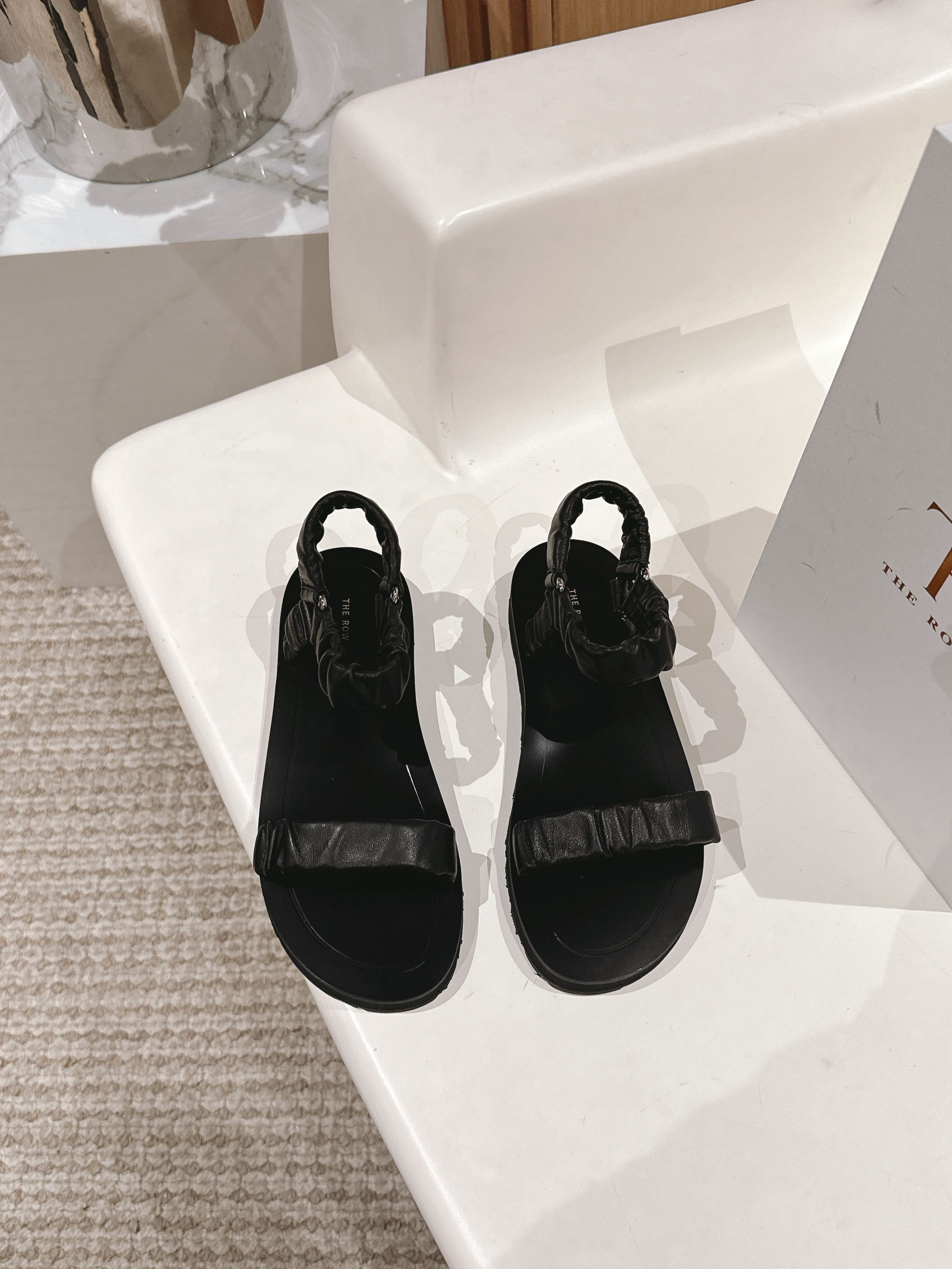 NO:225671,Therow's new flat sandals will immediately surprise you with your feet. TR slippers. You won't regret it if you close your eyes and you won't regret it if you keep them in there!  (Customized color·absolutely correct!) Customized imported sheepskin with upper, imported sheepskin with inner, open molded sole, high flat sole, size 35-39 (40 can be customized without return and exchange), sandals, sandals, slippers, sheepskin19860909Therow新款平底凉鞋 上脚马上会惊艳到你的一款凉鞋TR拖鞋闭眼入都不会后悔一切那么恰到好处！（定制颜色·绝对正确！） 鞋面定制进口羊皮 内里进口绵羊皮 鞋底开模大底 跟高平底 码数35-39（40可定做不退换）,凉鞋,sandals,slippers,sheepskin,Women's Shoes