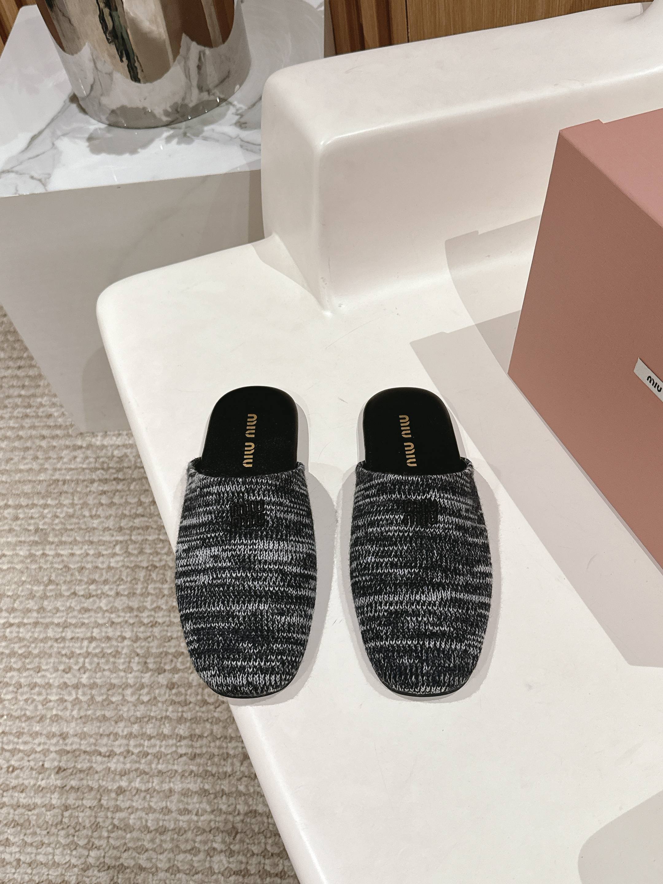 NO:225665,MIUMIU autumn and summer series mules slippers toe knitted semi-trailer Zp development original disassembly pair slippers instantly sold out the market version Miu is really too girly Super soft and comfortable foot feeling Material original matte skin lambskin Original rubber sole Size 35-39 (40 custom made without return or replacement), semi-trailer, miumiu, slippers, sheepskin19860909MIUMIU秋夏系列穆勒鞋拖鞋包头针织半拖Zp开发 原版拆卸 对版拖鞋秒杀市面版本 Miu真的太少女啦 超级柔软舒服的脚感 材料原版磨砂皮 小羊皮 原版橡胶底 码数35-39（40定做不退不换）,半拖,miumiu,slippers,sheepskin,Women's Shoes