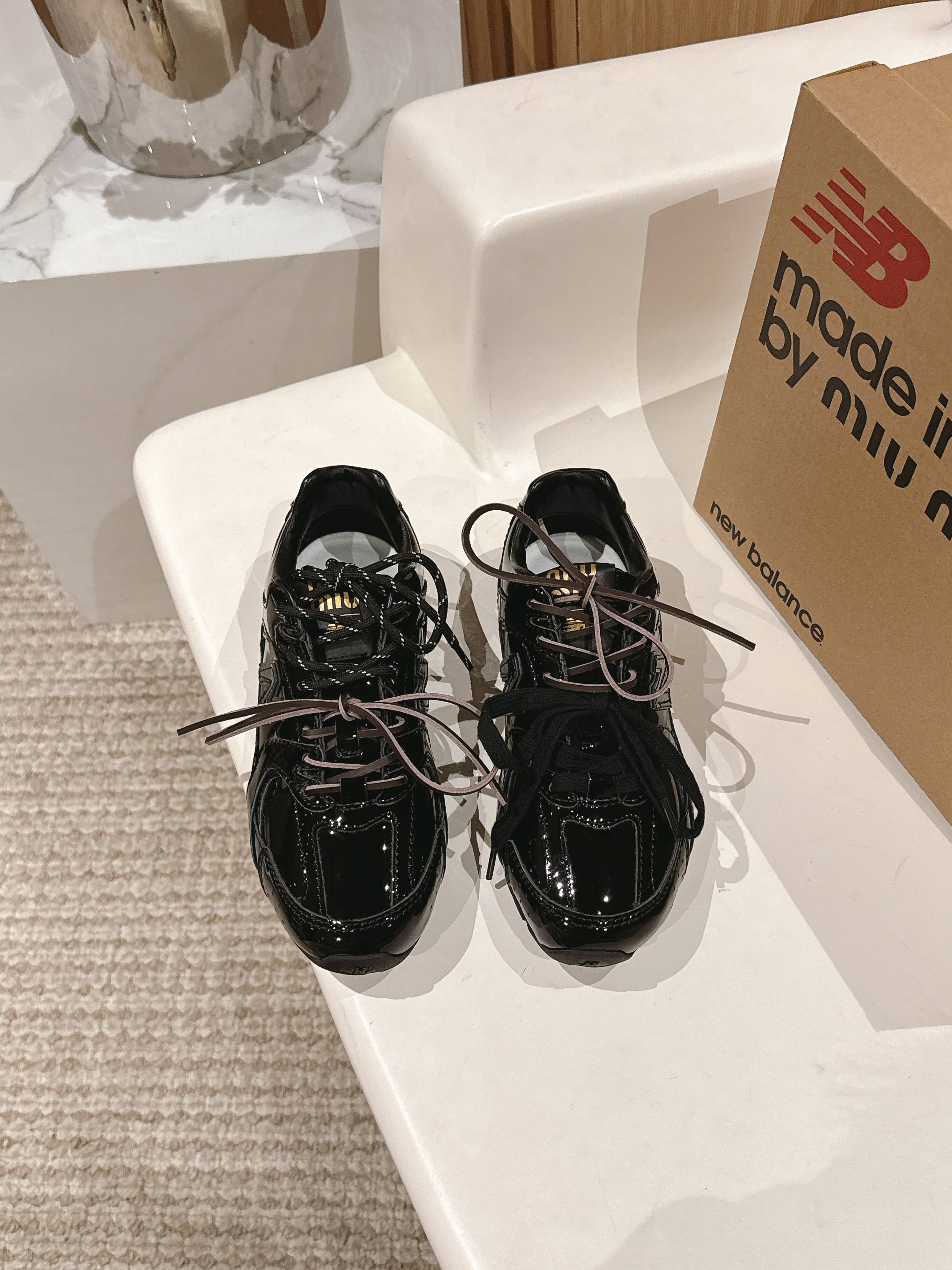 NO:225659,Miumiu Miu Miu x New Balance co-branded sneakers. Before the early spring release, I was also in Paris Fashion Week in October, and the sharp-eyed fans saw the sequel to Miu Miu x New Balance! Classic dad shoes style New Balance As the protagonist, MiuMiu changed the familiar white buckle color scheme, with dark brown and gray, and a bit of imitation 1 old fabric covering the outline of New Balance. The deliberately worn and uneven leather tones give the buckle a different personality! Customized imported sheepskin fabric, imported sheepskin inner lining, original molded TR outsole, size 35-39 (40 customization, no return and exchange) cloth 300 leather, casual shoes/sports shoes, miumiu, sneakers, sheepskin19860909miumiu 缪缪 Miu Miu x New Balance联名款运动鞋 早春发售前先近赏同样是在十月的巴黎时装周,又被眼尖的粉丝们看见了 Miu Miu x New Balance 的续作！经典的老爹鞋款式 New Balance 作为主角,MiuMiu一改熟悉的白波鞋配色,以深褐色、灰色,带点仿1旧的布料包覆着 New Balance 的轮廓,刻意磨损、不均勻的皮革色调,让波鞋多了不同的个性！ 面料定制进口羊皮 内里进口羊皮内里 鞋底原版开模TR大底 码数35-39（40定制不退换） 布300 皮,休闲鞋/运动鞋,miumiu,sneakers,sheepskin,Women's Shoes