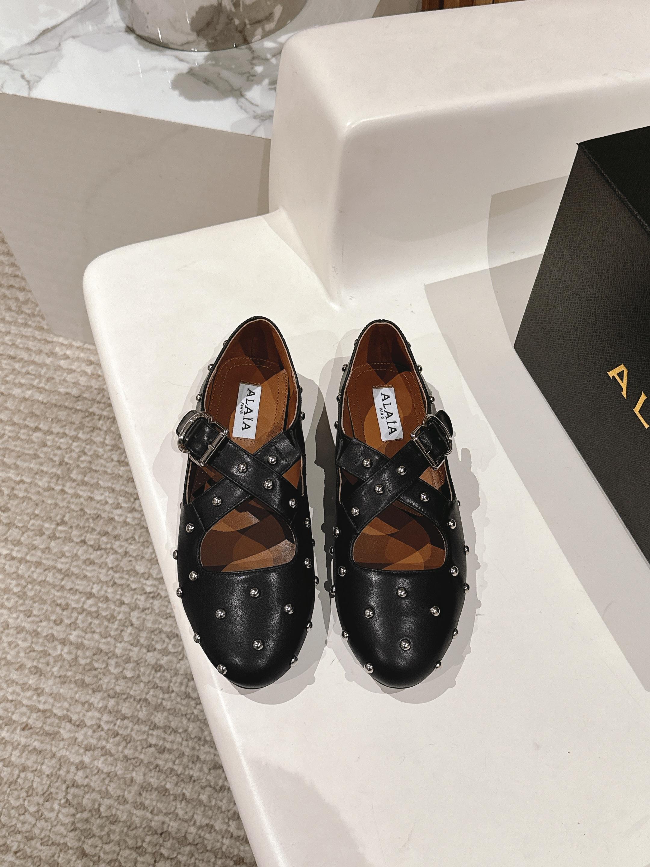 NO:225688,Alaia catwalk flat ballet shoes flat cross Roman style singles!  Sweet and cool ballet style, a ballet shoes with super popular, romantic, charming, comfortable and versatile. Original custom-made Niujing/cowhide fabric, sheepskin inner lining, private molded rubber non-slip sole, size 35-42 (customized for 40/41/42, no return or exchange), ballet shoes, alaia, cowhide, sheepskin19860909Alaia 走秀款平底芭蕾鞋平底交叉罗马风单鞋！ 甜酷芭蕾风,人气超高的一款芭蕾鞋,浪漫又迷人舒适百搭. 原版订制牛京/牛皮面料, 羊皮内里,私模橡胶防滑大底, 码数35-42（40/41/42定做不退换）,芭蕾舞鞋,alaia,cowhide,sheepskin,Women's Shoes