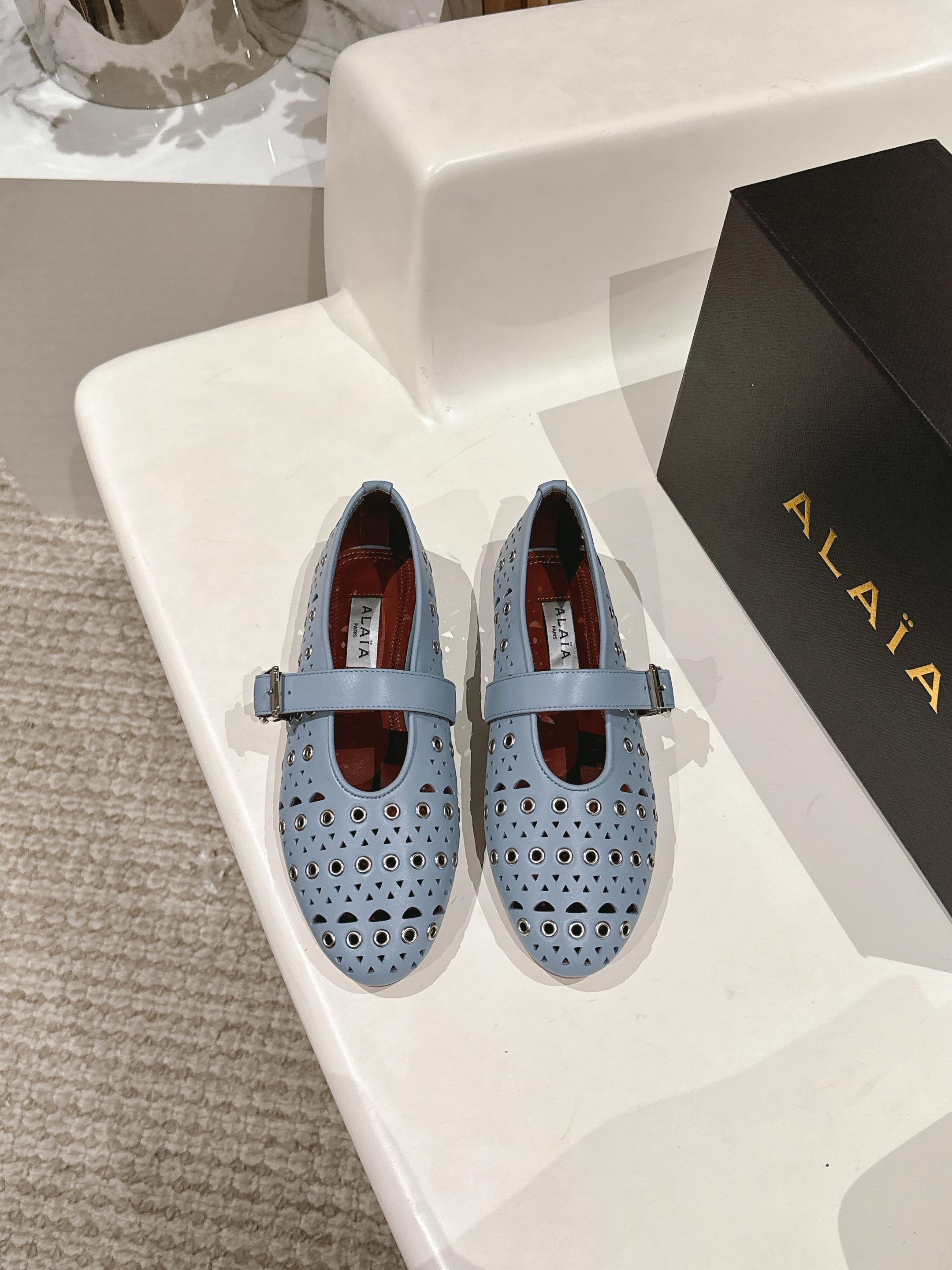 NO:225691,: Alaia Alaia Spring and Summer Ballets. Many internet celebrities are wearing them. They can easily control different styles. Whether it is jeans, suit pants, or pleated skirts, they can enhance your outfit to fashion, elegance and excellence. The fabric is made of original material and matched with extreme sexy inner footbed sheepskin. The original molded rubber outsole size 35-42 (40 41 42 is not returned or replaced), ballet shoes, alaia, skirts, jeans, business suit, sheepskin19860909: Alaia阿莱娅春夏秀款芭蕾舞 超多网红名媛在穿 搭配上不同款式,不同风格都能轻松驾驭,无论牛仔裤,西装裤,还是百褶裙,都能将你的穿搭提升到时尚,优雅和卓越之中 面料选用原版材质 搭配性感极致 内里垫脚羊皮 原版开模橡胶大底码数35-42（40 41 42不退换）,芭蕾舞鞋,alaia,skirts,jeans,business suit,sheepskin,Women's Shoes