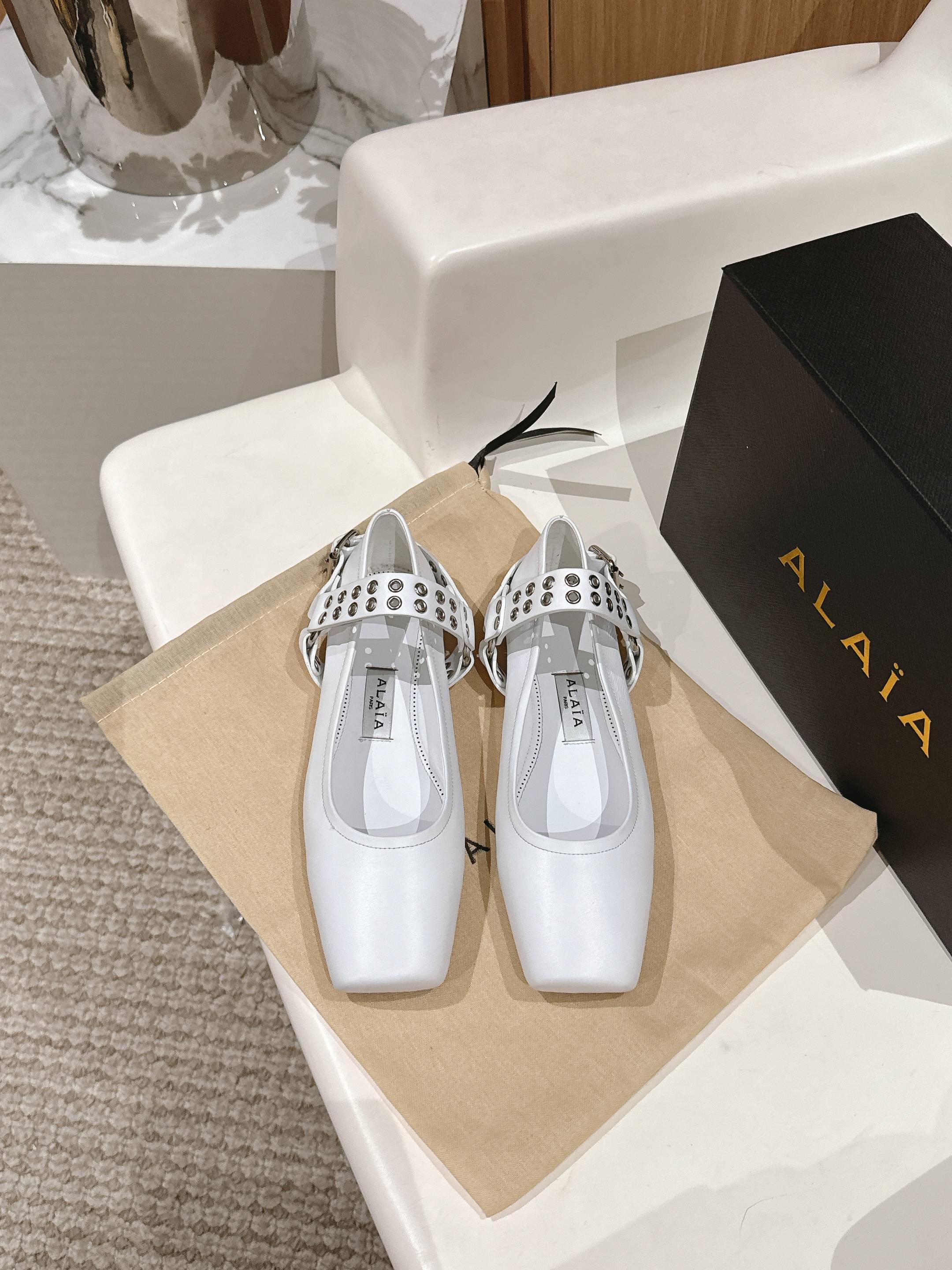 NO:225694,: ALAIA new early spring square-toe ballet flat shoes original version purchased from the French first-tier luxury brand ALAIA ALAIA 25SS French fairy ballet flat dance shoes. The ALAIA brand originated from its founder. Azzedine Alaia is the founder of the 