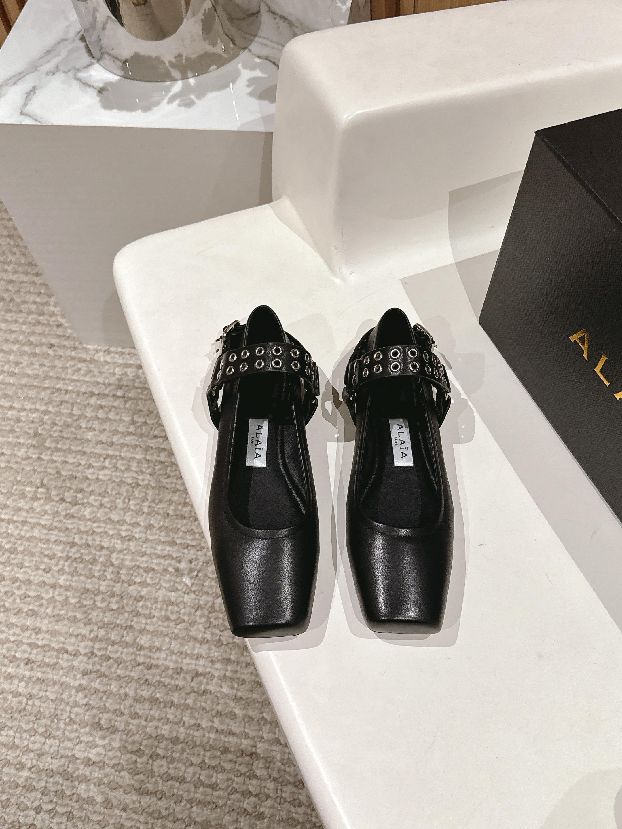 NO:225653,ALAIA new early spring square-toe ballet flat shoes original version purchased from the French first-tier luxury brand ALAIA ALAIA 25SS French fairy ballet flat dance shoes. The ALAIA brand originated from its founder. Azzedine Alaia is the founder of the 