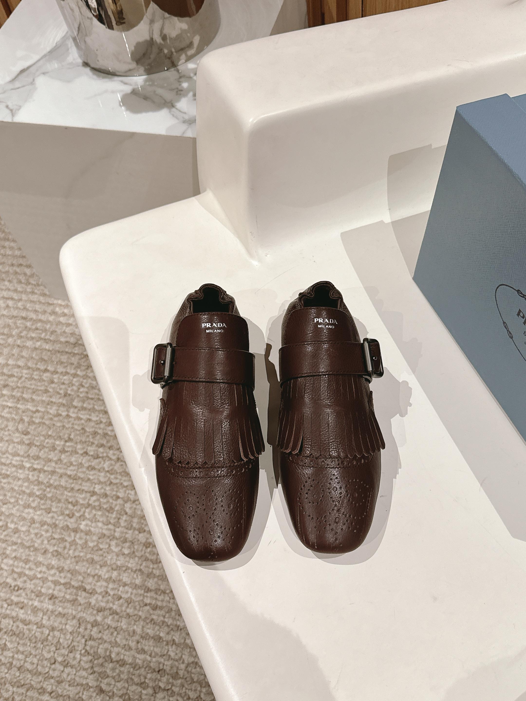 NO:225684,Semi-drag loafers PRADA/Prada 25ss new retro, showcase tassel loafers semi-slipper series tassels matching carving craft design, internet celebrity ins hotly favored, retro and fashionable, very comfortable and versatile on the feet!  The upper is made of imported calfskin, the inner foot pads are all sheepskin, the original mold-open custom anti-slip sole size35-39 (40/custom made), loafers semi-trailer, prada, prada, loafers, slippers, cowhide, sheepskin19860909半拖 乐福鞋 PRADA/普拉达25ss新品复古 走秀流苏乐福鞋半拖鞋系列 流苏搭配雕花工艺设计 网红ins热捧 复古又时尚 上脚非常舒适又百搭！ 鞋面采用进口小牛皮 内里垫脚均为羊皮 原版开模定制防滑大底 size35-39(40/订做),乐福鞋半拖,prada,prada,loafers,slippers,cowhide,sheepskin,Women's Shoes