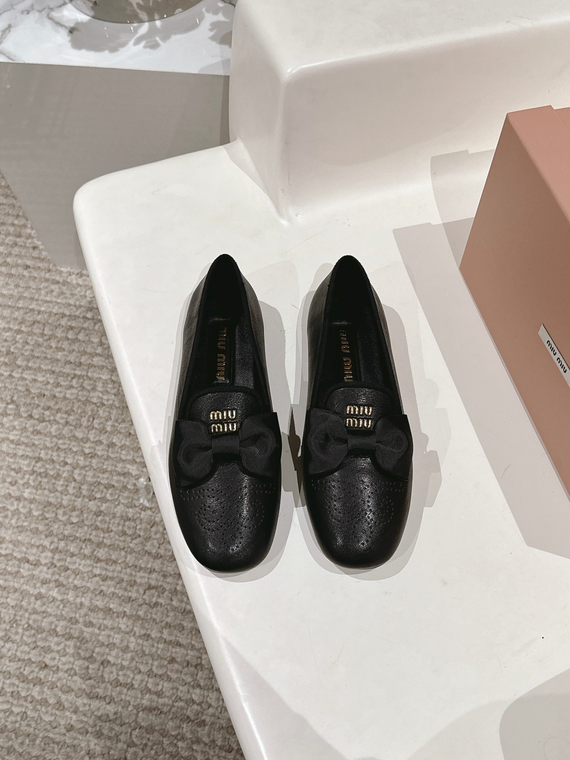 NO:225675,Half-trolling MiuMiu/Miao Miao's new spring and summer show with one foot lazy shoes half-trolling/single shoes Official spring and summer show with new style, fashionable and versatile, salty and sweet, custom-made imported sheepskin/Yangjing inner sheepskin sole counter anti-slip rubber outsole Original sole, high heel flat sole, size 35-4/ (40/41 custom made without return or exchange), half-trolling single shoes, miumiu, sheepskin, sheep19860909半拖 MiuMiu/缪缪春夏走秀新款一脚蹬懒人鞋半拖/单鞋 官方春夏走秀新款,时髦百搭·即可咸又可甜· 鞋面定制进口羊皮/羊京 内里羊皮 鞋底专柜防滑橡胶大底 原版底 跟高平底 码数35-4/（40/41定做不退换）,半拖单鞋,miumiu,sheepskin,sheep,Women's Shoes