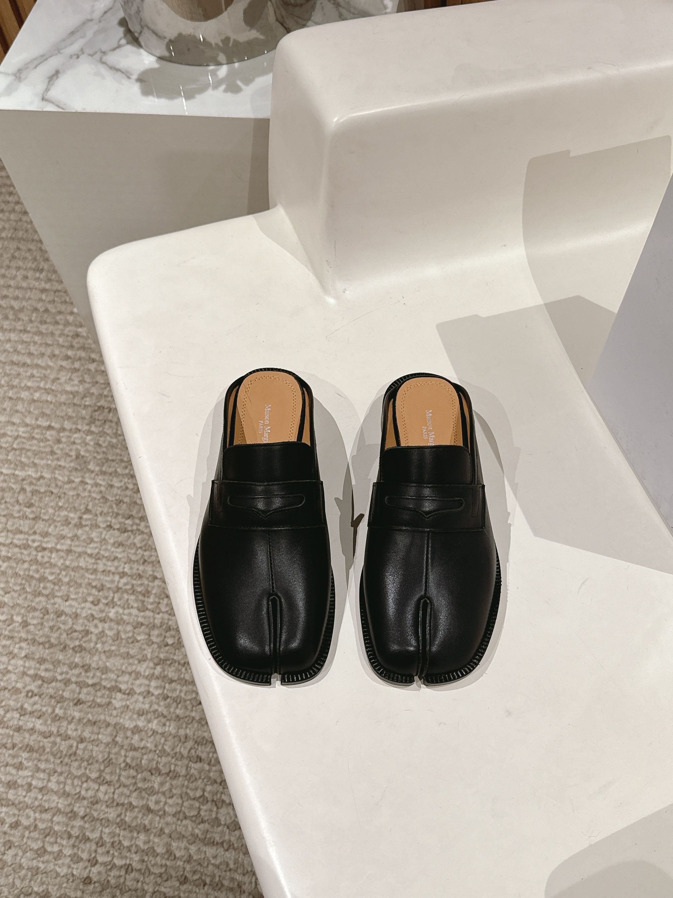 NO:225668,High quality! Maison Margiela MM6-point toe shoes Tabi is made of vegetable-tanned sheepskin! The first pair of Margiela Love Tabi Lazy High-end Outings in the summer can be formal and casual. It's really hard not to love it. Welcome to compare the real original bottom! Size: 35-39 Other sizes customization, split-toe shoes, masion margiela, loafers, sheepskin19860909高定品质！Maison Margiela MM6分趾鞋 Tabi 意产植鞣羊皮！ 夏天的第一双 Margiela 乐福半拖 Tabi 懶人高級出街的単品 可正式 可休闲 恰到好处的拿捏住了松弛感真的很难不爱它 欢迎对比 真正的原版大底！ Size:35-39其他码数定做,分趾鞋,masion margiela,loafers,sheepskin,Women's Shoes