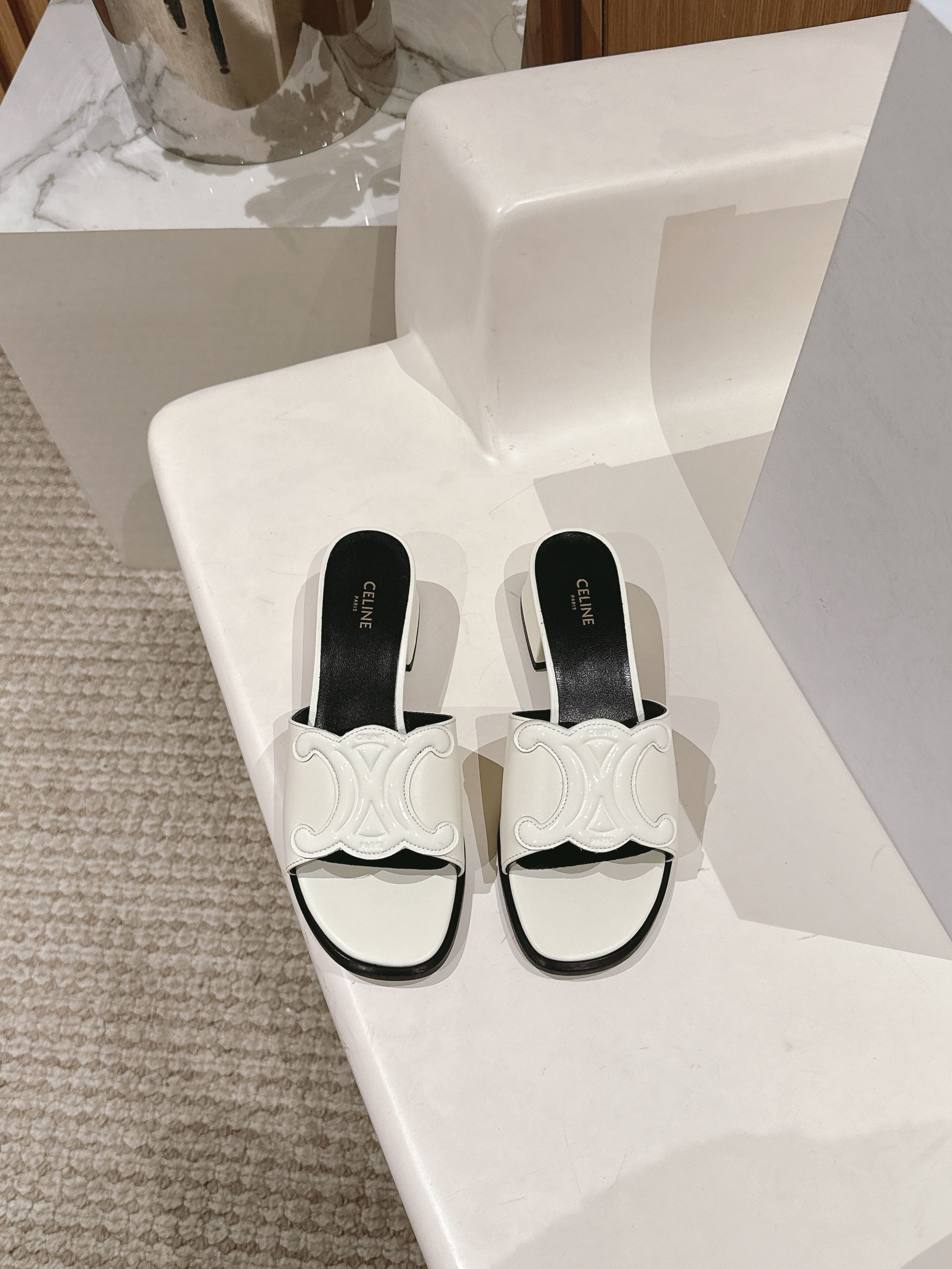 NO:225656,CELINE spring and summer new Arc de Triomphe slippers, British style. A very high-end Arc de Triomphe hardware buckle design is very brand recognition. —————————————————————— Imported patent leather upper, goatskin, very comfortable to put on the feet, genuine leather outsole, authentic complete packaging, size 35-41 (customized by 40, 41), slippers, celine, celine, slippers, sheepskin, Leather soles19860909CELINE赛琳春夏新品凯旋门拖鞋、英伦风style 非常高级的一款凯旋门五金扣设计极具品牌辨识度 ——————————— 鞋面进口漆皮 内里山羊皮、上脚非常舒适 大底真皮大底 正品全套包装 码数35-41（40、41定制）,拖鞋,celine,celine,slippers,sheepskin,Leather soles,Women's Shoes