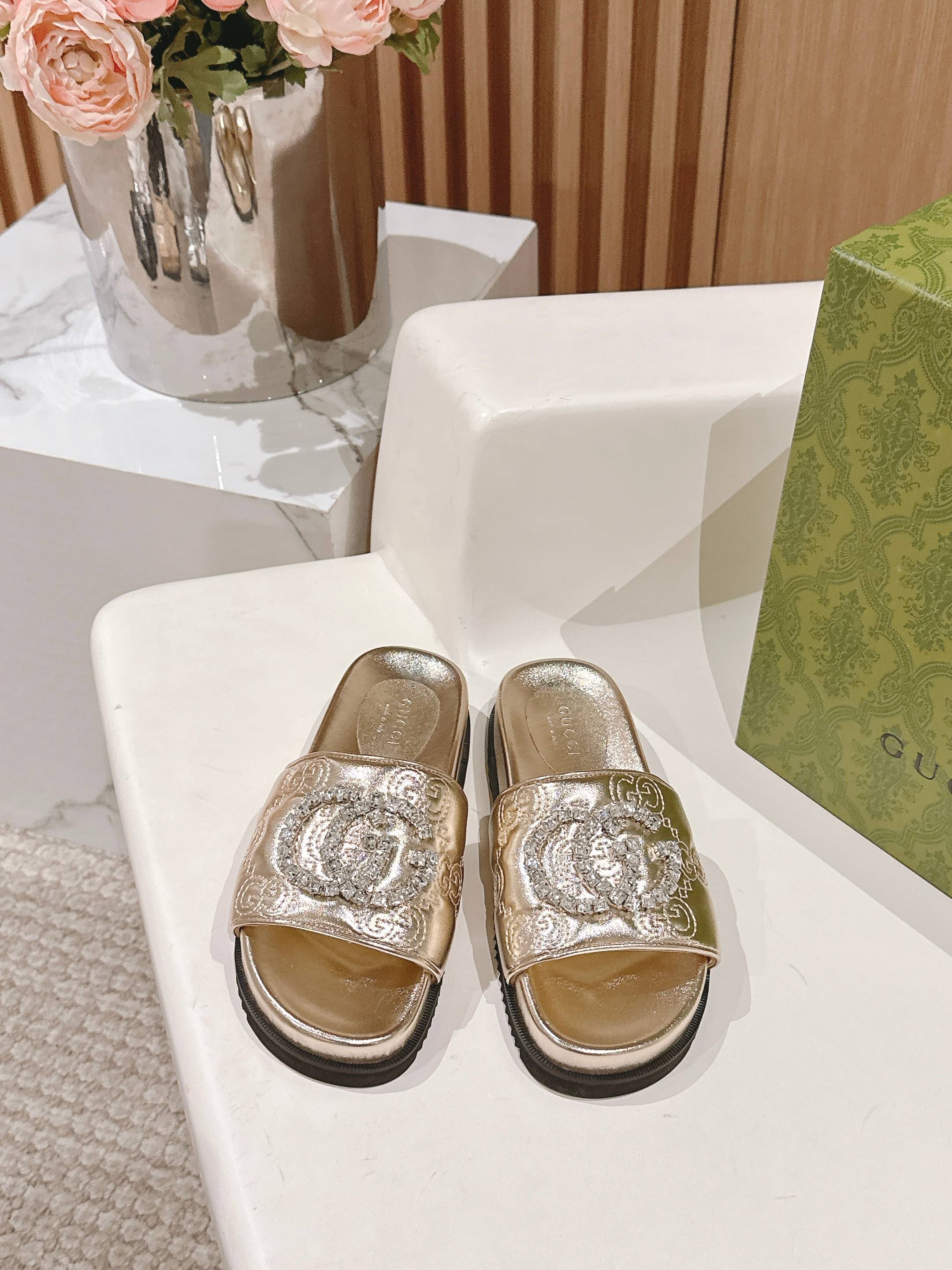 NO:225650,GUCCI25 early spring vacation series, the most beautiful rhinestone electric show slippers, [Material] ① The upper adopts cowhide electric show technology, very comfortable!  Hand-made diamond decoration is enough to flash ② Water-dyed sheepskin inner lining and foot pad ③ Original custom sole Ten little bee raw glue sole Very exquisite material workmanship [size] size 35-41 Price:, slippers, gucci, slippers, cowhide, sheepskin19860909GUCCI25早春度假系列,最美水钻电秀拖鞋,【材质】 ①鞋面采用牛皮电秀工艺 十分舒适！手工钻饰足够闪 ②水染羊皮内里和垫脚  ③原版定制大底 十小蜜蜂生胶底 非常考究材料做工【尺码】35-41码 价格:,拖鞋,gucci,slippers,cowhide,sheepskin,Women's Shoes