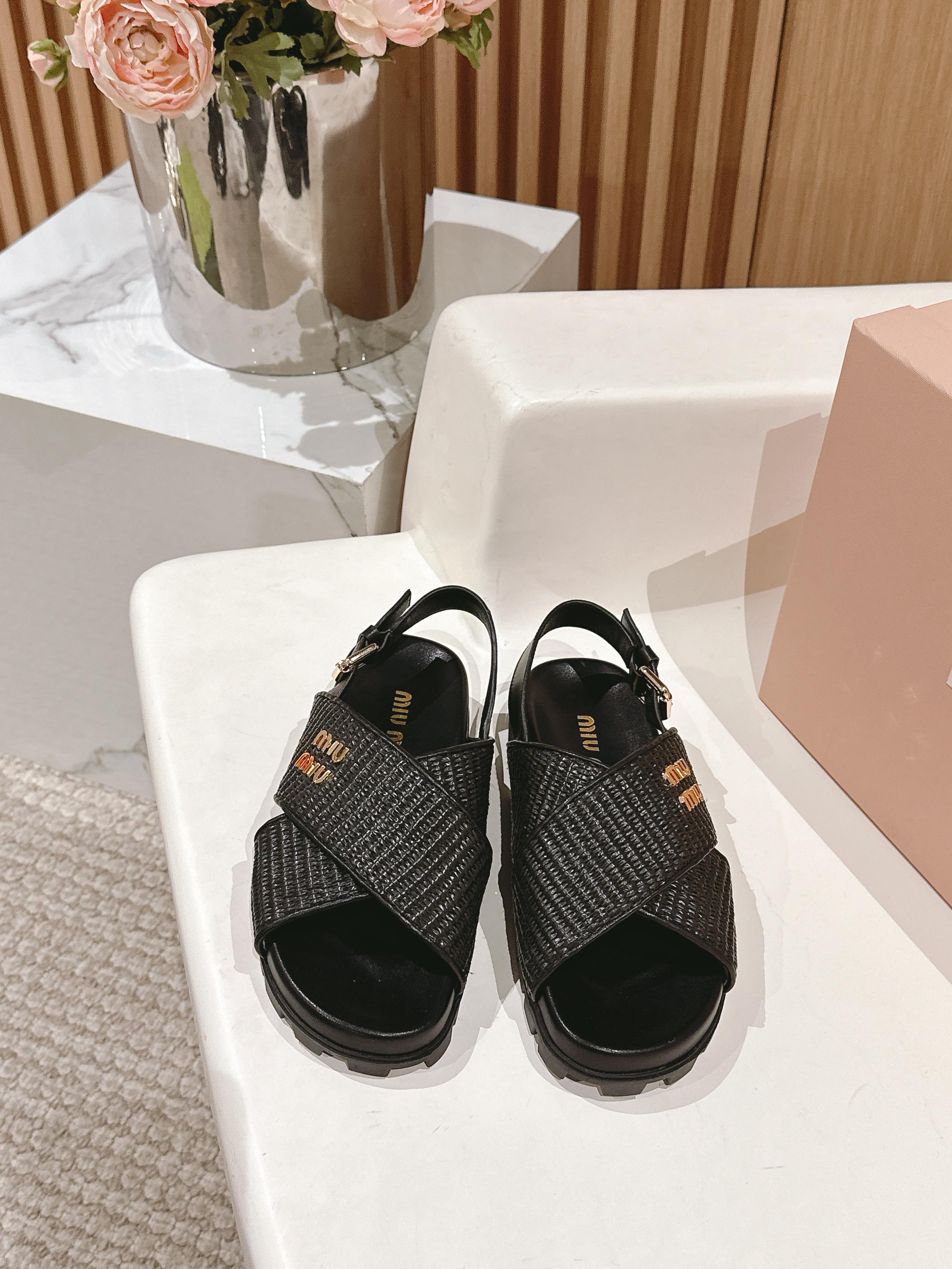 NO:225644,Miumiu Miu's new woven cross sandals in spring and summer are so comfortable. I love it. Blog's Sunday's slippers, the overall slippers show fashion. Real fans close their eyes and many internet celebrities put on their feet. This Baotou Drag is very popular this year, with super light feet. This shoe is very cute on the feet, and the feet feels great and comfortable!  ! The upper has a small sheepskin inside, super soft and comfortable!  Original open mold rubber outsole!  Number of codes: 35-41 (40.41 custom made without return) Price, sandals, miumiu, sandals, slippers, sheepskin19860909miumiu缪缪25春夏新款编织交叉凉鞋也太舒服了吧爱了,博主日推款拖鞋,拖鞋整体彰显时髦,真粉们闭眼入,众多网红上脚 , 这款包头拖今年非常火爆,超轻脚,这款鞋子上脚非常可爱,脚感很棒太舒服了！! 鞋面内里小绵羊皮,超级柔软舒适！ 原版开模橡胶大底！ 码数:35-41（40.41定做不退换） 价格,凉鞋,miumiu,sandals,slippers,sheepskin,Women's Shoes