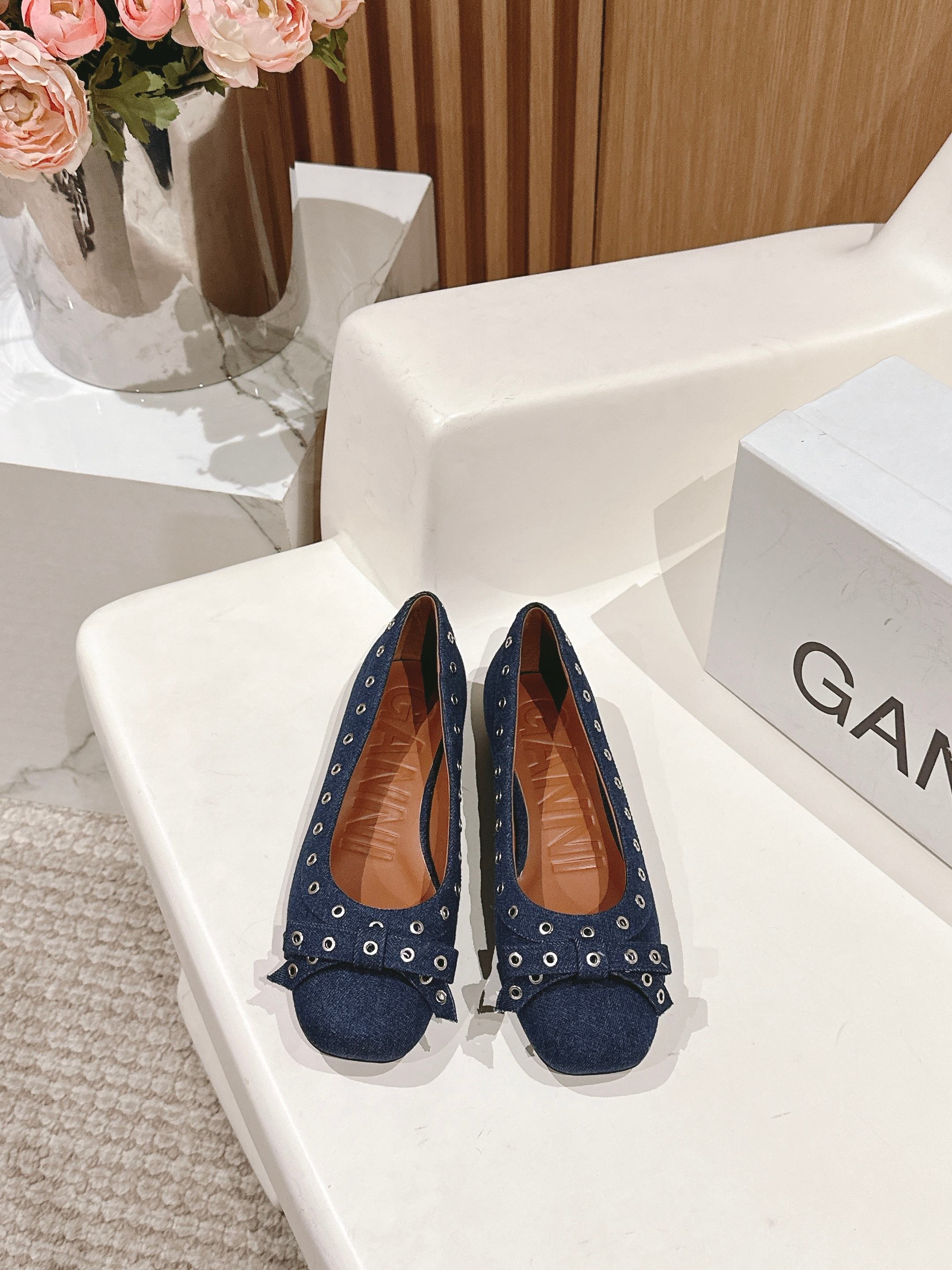 NO:225639,GANNI spring and summer catwalk single shoes. Single shoes that can be worn all year round are here. A pair of four-season shoes that are so popular. Simple retro design. The key is that they are comfortable and can be used for shopping every day. They will never become a decoration in the shoe cabinet. Cool girls must have. Super thin legs, matched with no pears. Fashionable and versatile ins. The upper material is imported cowhide. Inner cowhide, original molded rubber outsole. Size 35-41 (40 41 customized) price, single shoes, cowhide19860909GANNI春夏走秀款单鞋 一年四季都可以穿的单鞋来了,一双封神的四季鞋 简约复古设计,关键是舒适百分逛街日常都可,绝不会成为鞋柜里的摆设, 酷女孩必备 超显腿细,搭配毫无鸭梨 时髦又百搭ins 鞋面材质为进口牛皮 内里牛皮里,原版开模橡胶大底 码数35-41（40 41定制）价格,单鞋,cowhide,Women's Shoes