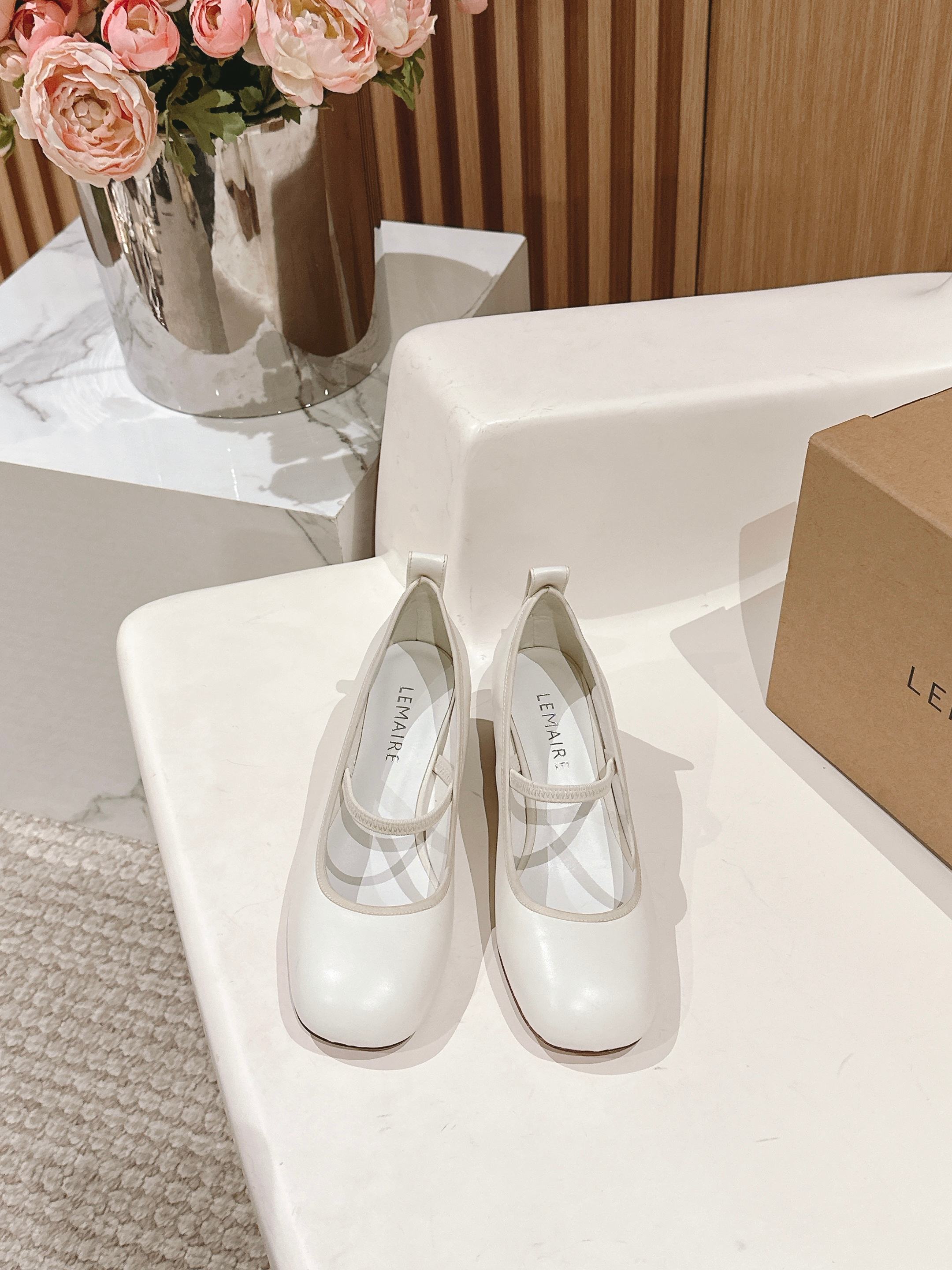 NO:225628,/ Lemaire's beautiful ballet shoes. It's really comfortable to wear. Low-key, simple and high-end. Random and lazy. Chicken yellow is also good-looking. Flat sole lambskin Mary Jane super comfortable. Lemaire from Paris, France. Designer brand. Women's shoes. Black lambskin. Leather heel. Full of grade. Anti-slip sole design. Divide the skin into pieces, with a looming charm. The addition of elastic elements injects more rebellion and strength into the exquisite shoe body, showing a slim but never weak posture. Imported sheepskin material. Imported leather sole. Size35-39 (40 41 custom-made, non-return and exchange), ballet shoes, mary jane, sheepskin, Leather soles19860909/ 勒迈尔绝美芭蕾舞鞋 上脚真的超级舒适 低调简约又不失高级 随意慵懒 小鸡黄色也好看 平底 小羊皮 玛丽珍 超舒服 Lemaire 来自法国巴黎 设计师品牌 女鞋 黑色 小羊皮 真皮包跟 档次满满 防滑大底设计 将肌肤分割成块面,有着若隐若现的魅力. 弹力 元素的加入为精致的鞋体注入更多反叛和力量,展现出纤薄但绝不柔弱的姿态.进口羊皮材质 进口真皮大底 Size35-39（40 41定制不退换）,芭蕾舞鞋,mary jane,sheepskin,Leather soles,Women's Shoes