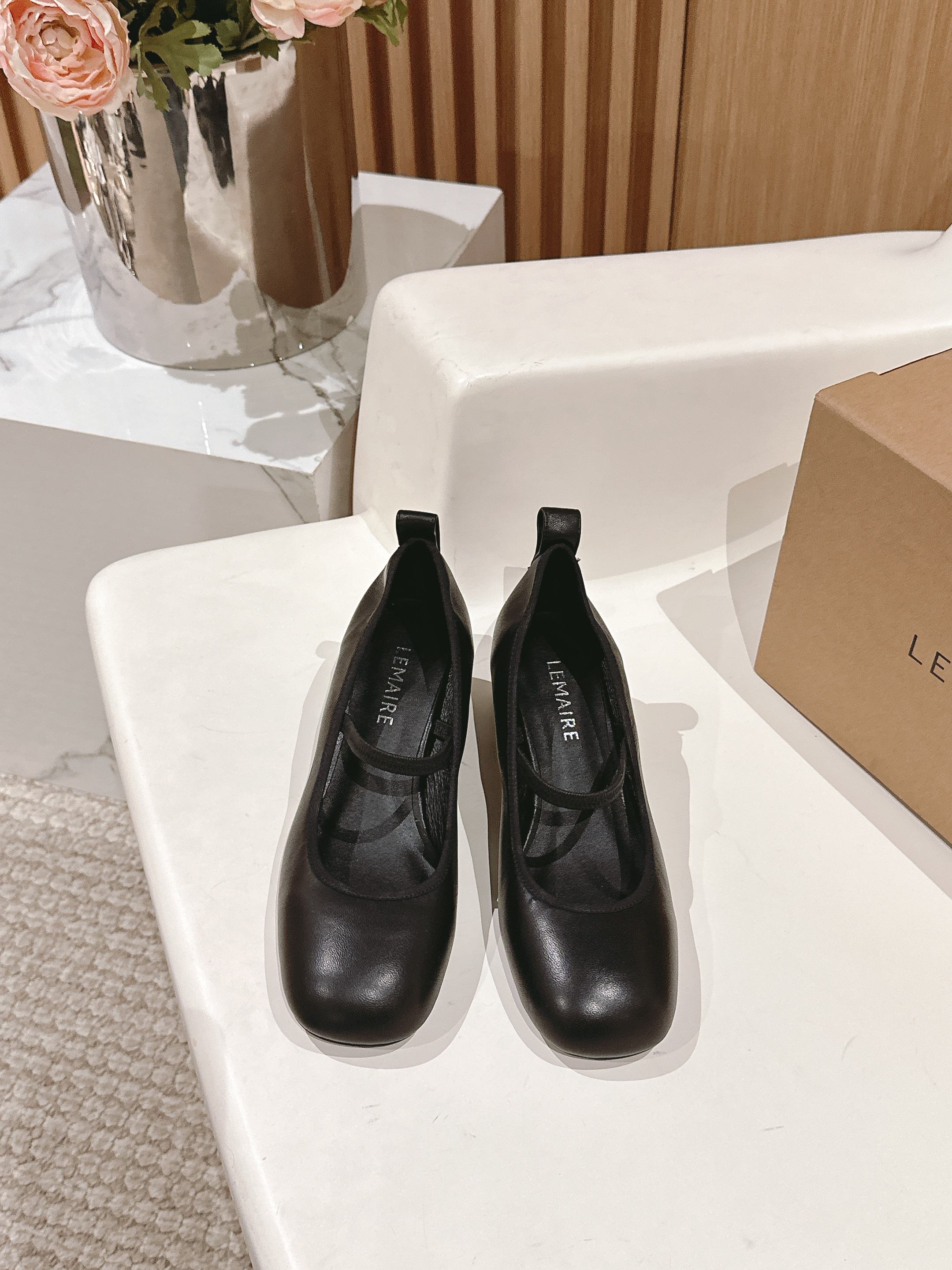 NO:225633,/ Lemaire's beautiful ballet shoes. It's really comfortable to wear. Low-key, simple and high-end. Random and lazy. Chicken yellow is also good-looking. Flat sole lambskin Mary Jane super comfortable. Lemaire from Paris, France. Designer brand. Women's shoes. Black lambskin. Leather heel. Full of grade. Anti-slip sole design. Divide the skin into pieces, with a looming charm. The addition of elastic elements injects more rebellion and strength into the exquisite shoe body, showing a slim but never weak posture. Imported sheepskin material. Imported leather sole. Size35-39 (40 41 custom-made, non-return and exchange), ballet shoes, mary jane, sheepskin, Leather soles19860909/ 勒迈尔绝美芭蕾舞鞋 上脚真的超级舒适 低调简约又不失高级 随意慵懒 小鸡黄色也好看 平底 小羊皮 玛丽珍 超舒服 Lemaire 来自法国巴黎 设计师品牌 女鞋 黑色 小羊皮 真皮包跟 档次满满 防滑大底设计 将肌肤分割成块面,有着若隐若现的魅力. 弹力 元素的加入为精致的鞋体注入更多反叛和力量,展现出纤薄但绝不柔弱的姿态.进口羊皮材质 进口真皮大底 Size35-39（40 41定制不退换）,芭蕾舞鞋,mary jane,sheepskin,Leather soles,Women's Shoes