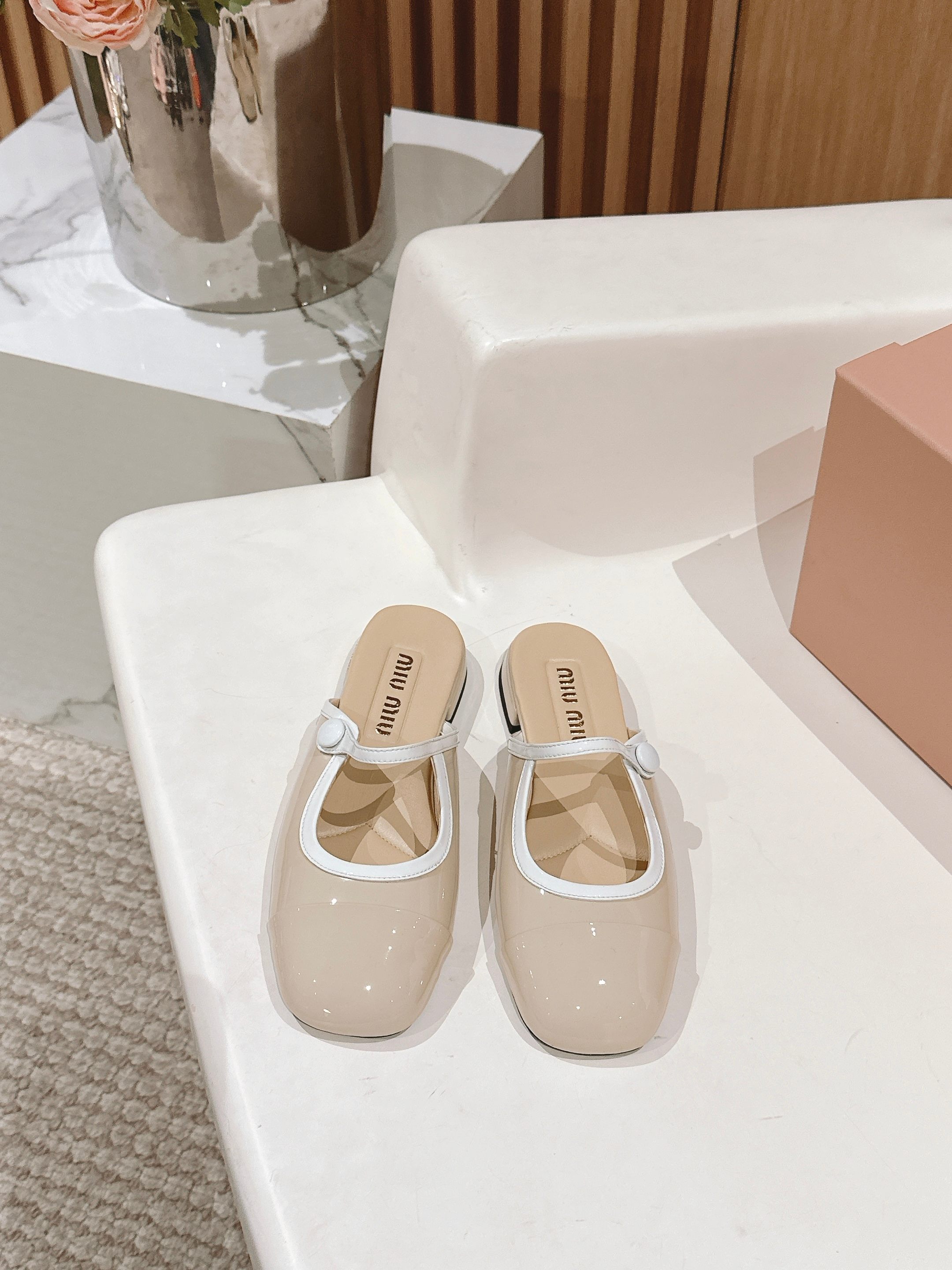 NO:225624,miu miu 2025 early spring new Mary Jane leather shoes are sweet and fresh, exuding a unique fashionable beauty. How could it be so beautiful and the more you look, the more you look, the better you get, the more you look, the more you look, the more you get, the original 1:1 customized patent leather cowhide fabric, sheepskin lining, Italian imported genuine leather soles, size 35-39# (40 41# customized, no return or exchange), semi-drag Mary Jane, miumiu, mary jane, cowhide, sheepskin, Leather soles19860909miu miu 2025早春新款玛丽珍小皮鞋甜美清新,散发出独特时尚美感,怎么会这么好看越看越上头原版1:1订制漆皮牛皮面料,羊皮内里,意大利进口真皮大底,尺码35-39#（40 41#订做不退换）,半拖玛丽珍,miumiu,mary jane,cowhide,sheepskin,Leather soles,Women's Shoes