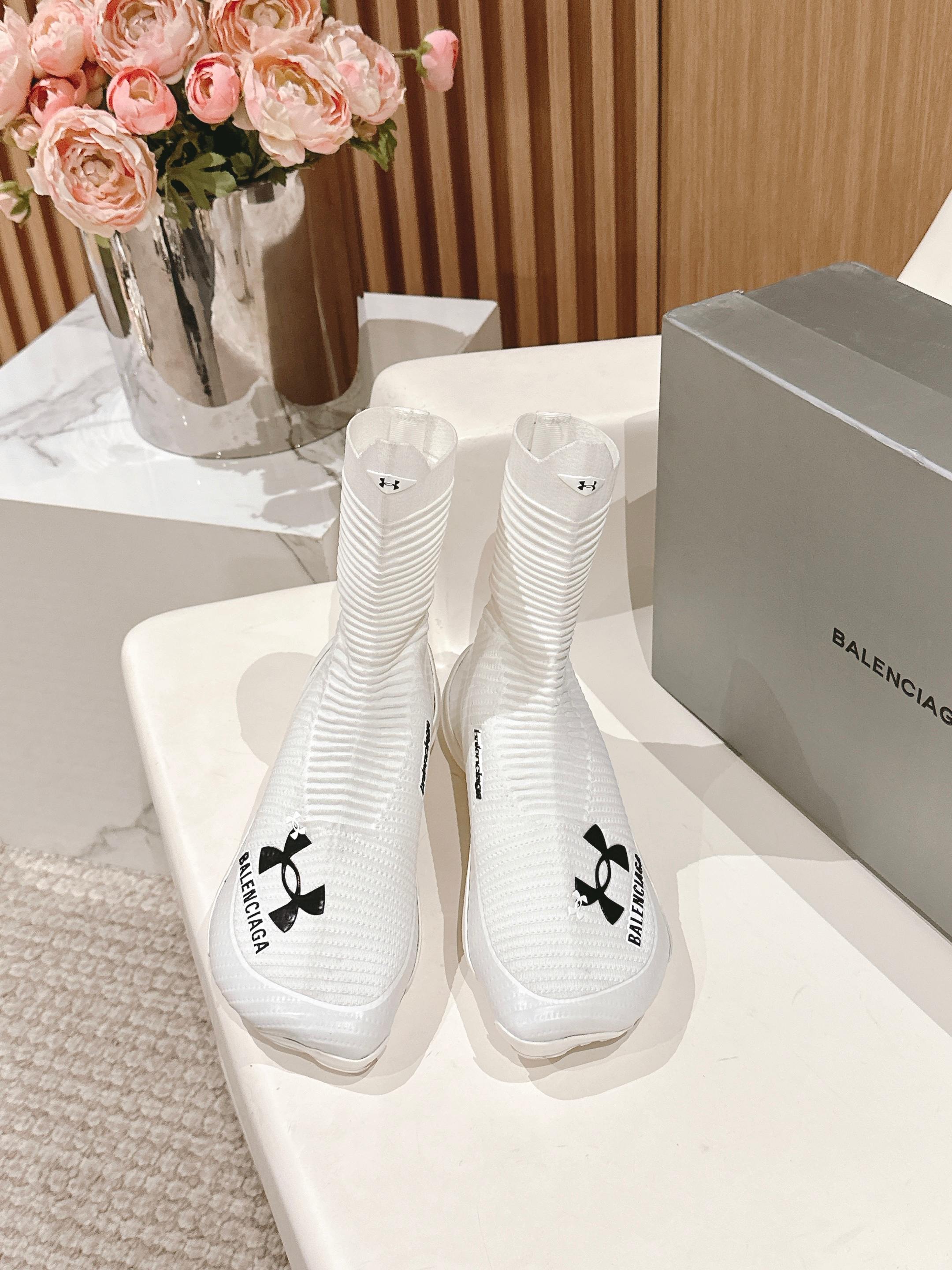 NO:225622,Men's Balenciaga Couple Flying Sports Shoes Socks Shoes This flying woven sneakers are a strong alliance between Balenciaga and Under Armour. Sports brands and fashion products work together to create fashionable items on the street, adding a new design to continue the Track Trainer outdoor contour. The upper is made of flying rope elastic fabric. The new upper is lightweight and wears extremely comfortable. Original outsole Size#women 35-40 #men 39-45 (women 40, men 45 customized, non-return and exchange), boots, balenciaga, boots, sneakers, socks19860909男   巴黎世家联名安德玛情侣款飞驶运动鞋袜子鞋 这款飞织运动鞋是巴黎世家和安德玛强强联合, 运动品牌和时尚产品携手打造时尚出街单品,增加全新设计 在延续 Track Trainer 户外轮廓 鞋面采用飞绳弹力面料制成,全新鞋面轻量化设计,穿着极其舒适 原版大底 Size#女35-40 #男39-45（女40 男45订做不退换）,靴子,balenciaga,boots,sneakers,socks,Women's Shoes