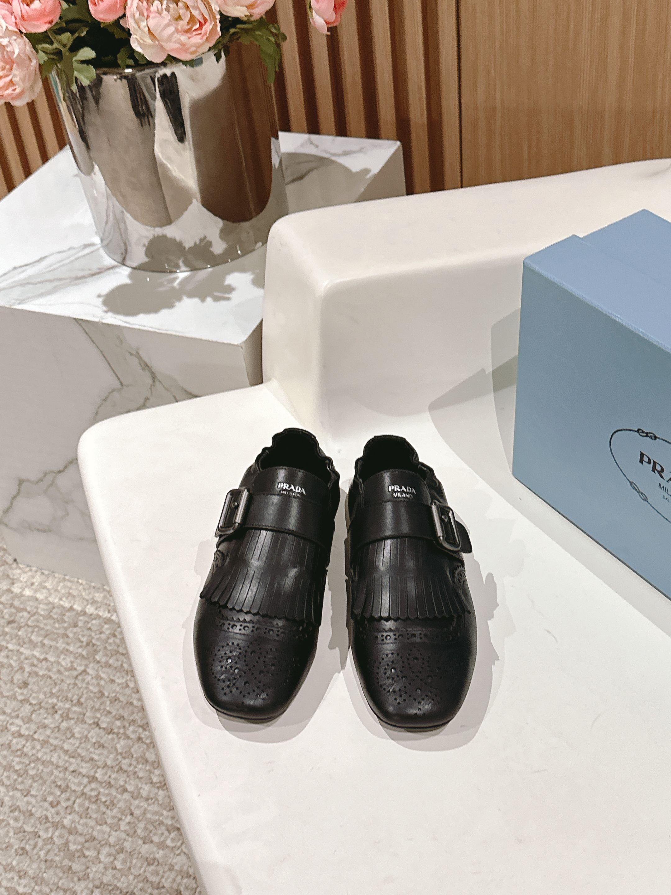 NO:225619,Half-trolled single shoes Men's clothing 10 PRADA Prada spring and summer catwalk retro Brock couple's half-trolled single shoes Show style Retro stylish and full of casual and versatile Fashionable and casual and unique taste Everyone loves and easily controls it. It will explode every year. It is enough to conquer you, wear it, casual and fashionable, both without mistakes, simple and handsome fabric imported wax calfskin (upper is used) Inner inner sheepskin Rubber beef tendon thick sole Size 35-40 Men 39-45, semi-trolled single shoes, prada, prada, cowhide, sheepskin19860909半拖 单鞋 男装10 PRADA普拉达春夏走秀款复古布洛克情侣款半拖单鞋 走秀款 复古感时髦满满 随意百搭 时尚休闲 独到味道 人人都爱也轻松驾驭 每年都会爆.足以征服你,穿上它,休闲时髦 两不失误 上脚简单帅气面料进口蜡感小牛皮（鞋面做旧处理） 内里内里羊皮 橡胶牛筋厚底 码数35-40 男39-45,半拖单鞋,prada,prada,cowhide,sheepskin,Women's Shoes