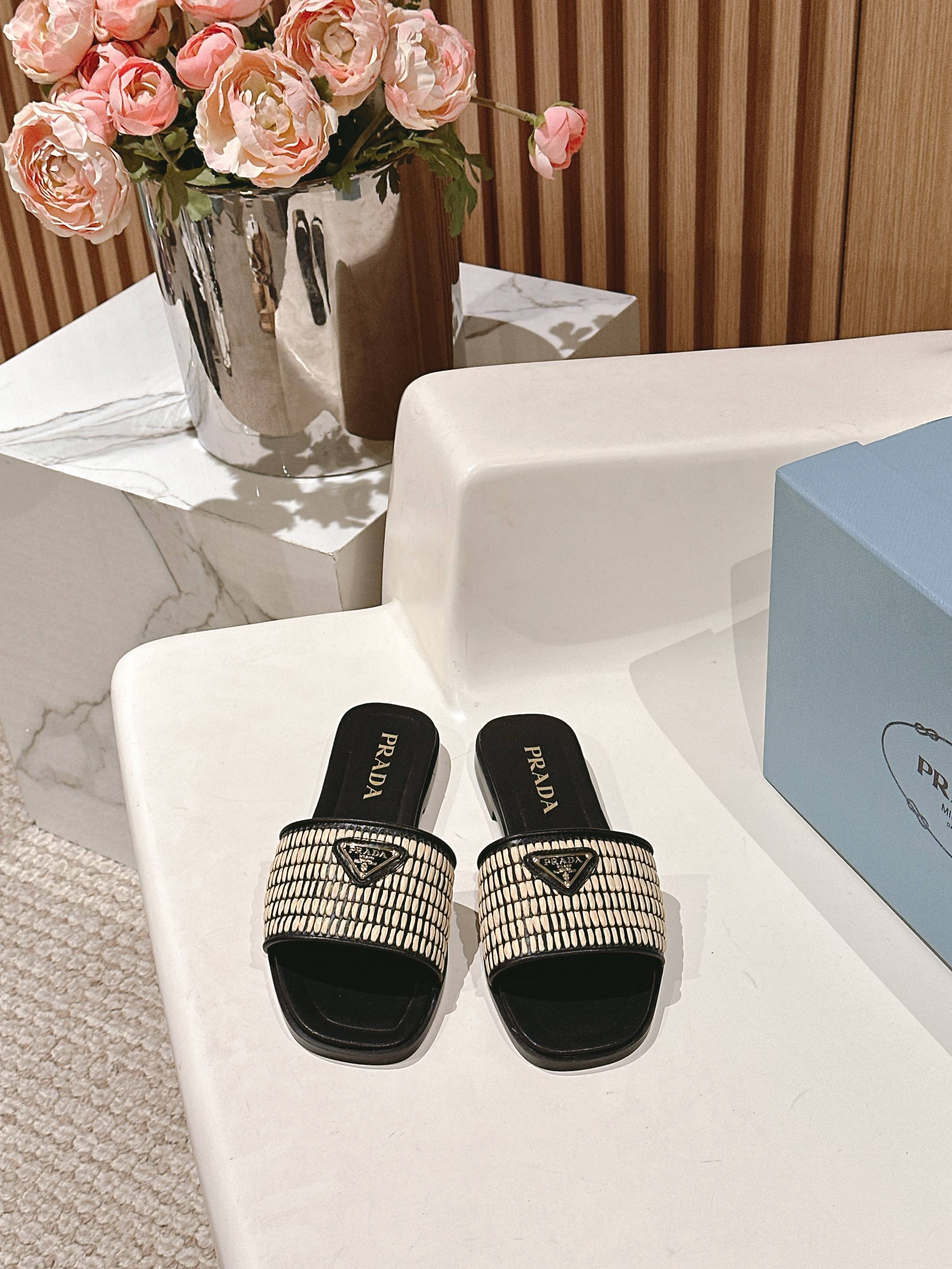 NO:225615,Prada's new woven straw slippers!  This year's popular straw weaving series, the must-have slippers for lazy people are so beautiful!  Original fabric consistent grass woven inner foot pad sheepskin outsole leather outsole size 35~42 (customized by 40/41/42), slippers, prada, prada, slippers, espadrilles, sheepskin, Leather soles19860909Prada普拉达新款编织鞋草编拖鞋！今年流行的草编系列,懒人必备拖鞋上脚是如此的好看！ 面料原版一致草编织 内里垫脚羊皮里 大底真皮大底 码数35～42（40/41/42定做）,拖鞋,prada,prada,slippers,espadrilles,sheepskin,Leather soles,Women's Shoes