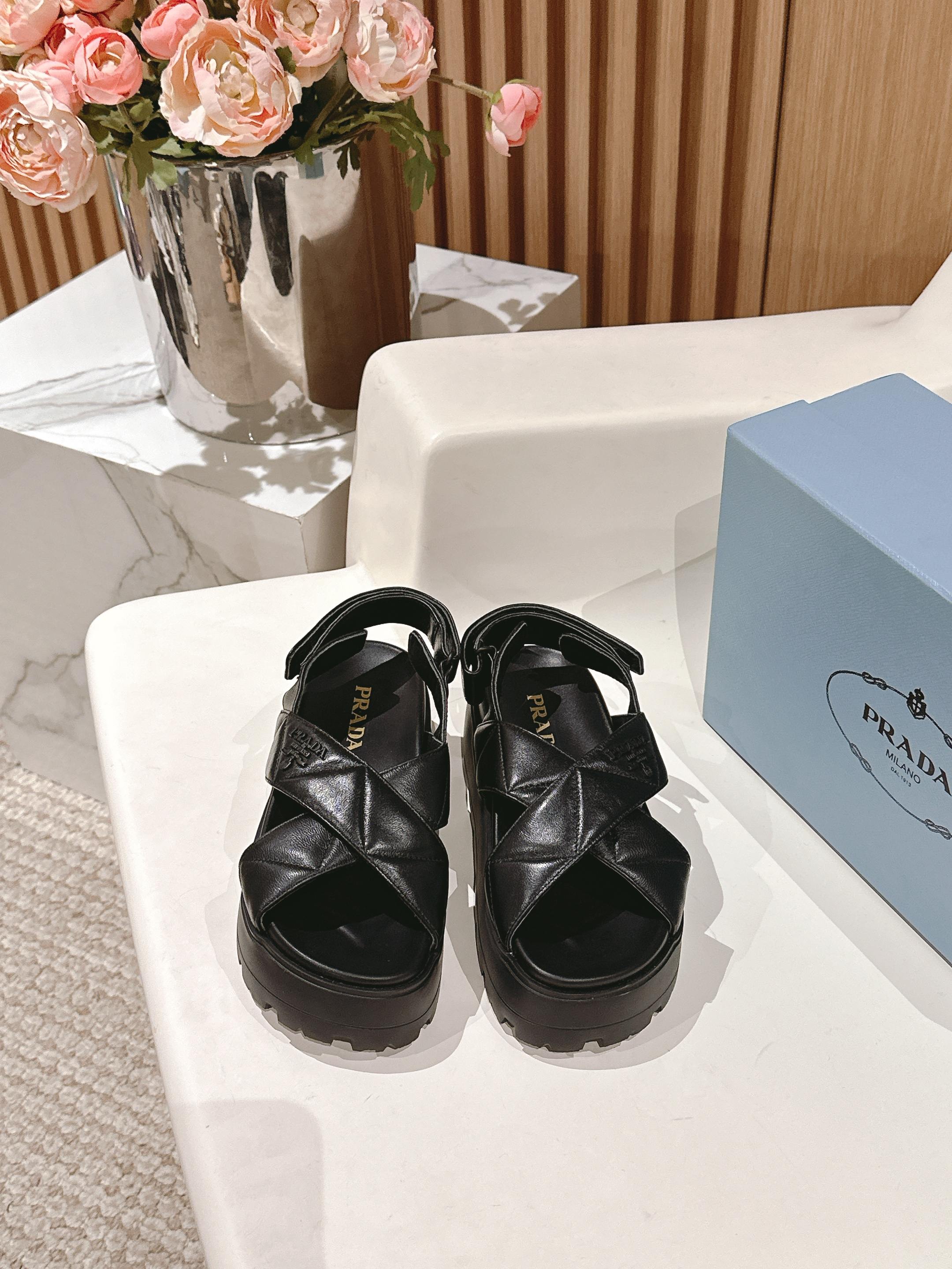 NO:225611,Prada 2025 spring and summer new sandals Roman thick-soled Velcro sandals Slippers Latest catwalk style, classic upgrade Comfort and fashionable coexist. Each color matches are good, design matches different styles. Original custom cowhide cowhide. Lift: Original custom sheepskin lining, cowhide, footbed, original open mold non-slip sole Shoe size: 35-40, slipper sandals, prada, prada, sandals, slippers, cowhide, sheepskin19860909出 Prada 普拉达2025春夏新款凉鞋 罗马厚底魔术贴凉鞋 拖鞋 最新走秀款,经典升级 舒适度与时髦度并存 每个颜色搭配都好看,设计搭配不同风格需求 鞋面原版定制牛皮 内里: 原版定制羊皮内里,牛皮 垫脚 大底原版开模防滑大底 鞋码: 35-40,拖鞋凉鞋,prada,prada,sandals,slippers,cowhide,sheepskin,Women's Shoes