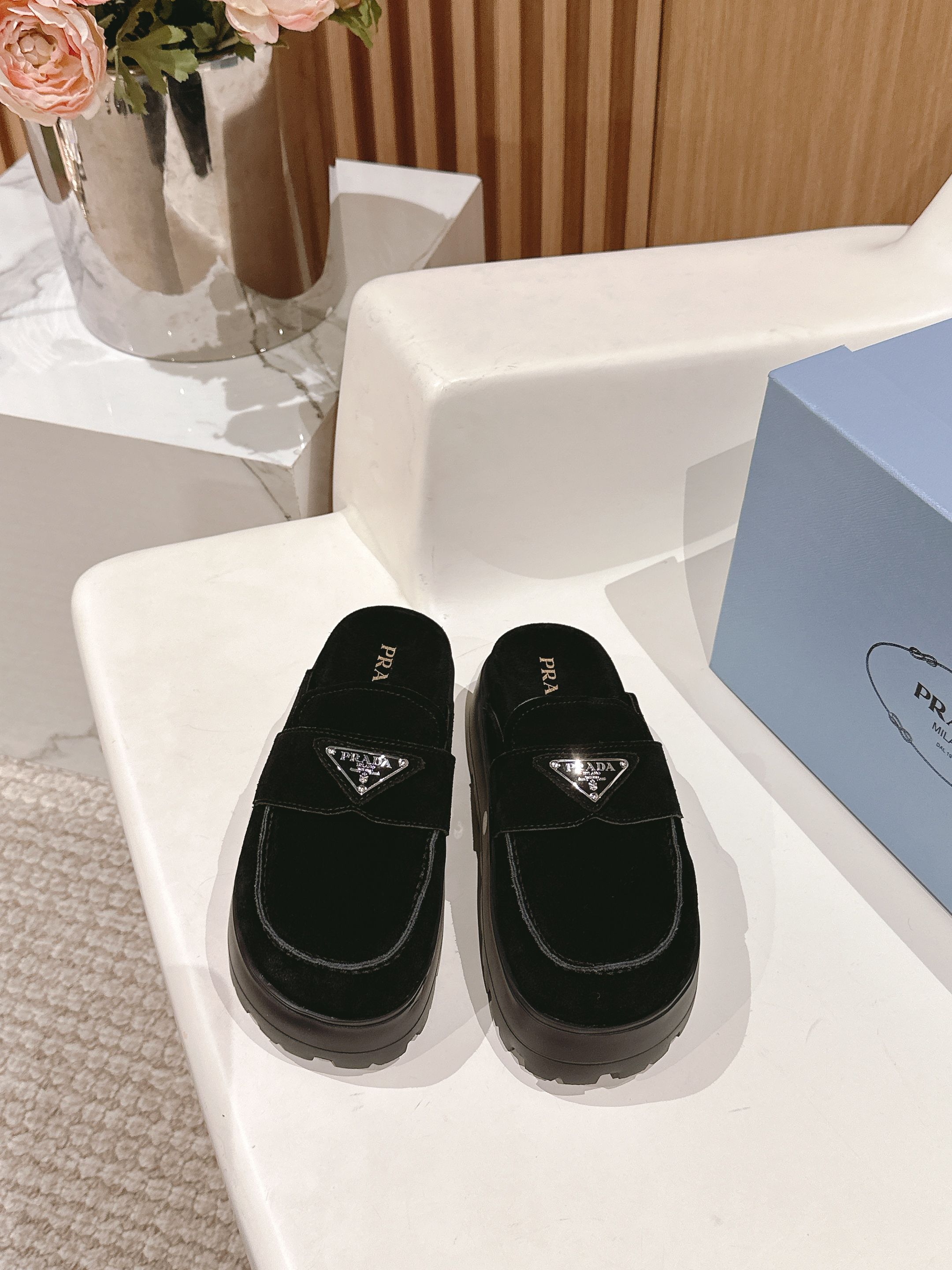 NO:225607,PRAD* 2025 early spring new thick-soled triangle-branded Muller slippers are easy to see and explode. Comfortable and versatile, not tired. The right version of Yangjing fabric, sheepskin lining, private model TPU sole, size 35-39# (40# custom made without return or exchange), semi-trail, prada, slippers, sheepskin, sheep19860909PRAD* 2025早春新款厚底三角标穆勒拖鞋好看到爆炸 舒适百搭,暴走不累 对版羊京面料,羊皮内里,私模TPU大底,码数35-39#（40#订做不退换）,半拖,prada,slippers,sheepskin,sheep,Women's Shoes