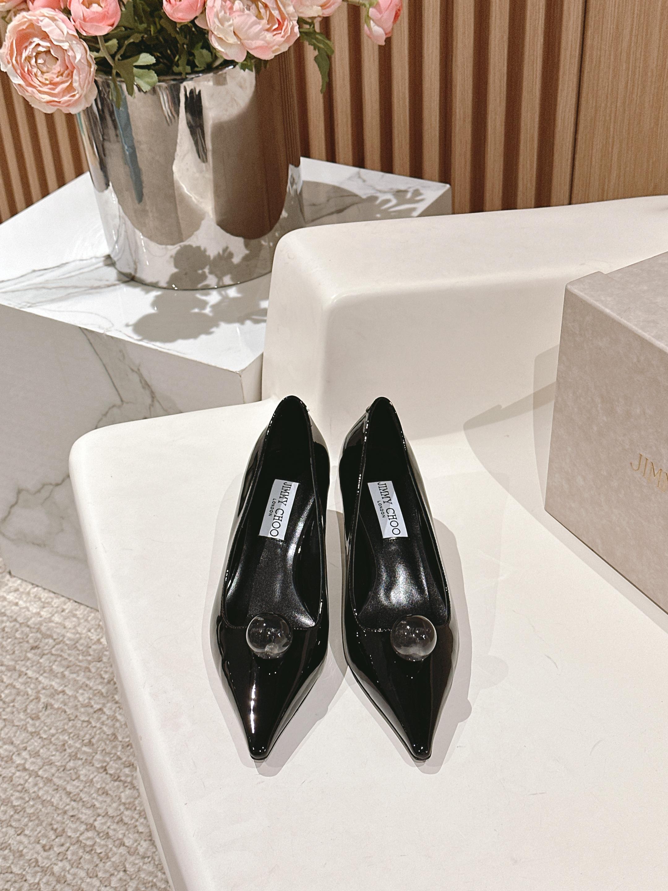 NO:225631,Jimmy Cho* Zhou Yangjie 25 Spring New High Heel Single Shoes Original Customized Temperament High Heels are a must-have for every woman, Material: Imported patent leather, inner sheepskin Italian leather outsole Heel height: 4.5cm Size 35-39 (40.41.42 order), single shoes, jimmy choo, sheepskin, Leather soles19860909Jimmy Cho*周仰杰 25开春新款高跟单鞋 原版定制 气质高跟 是每个女人的必备品,材质:进口漆皮,内里绵羊皮 意大利真皮大底 跟高:4.5cm 码数35-39（40.41.42订）,单鞋,jimmy choo,sheepskin,Leather soles,Women's Shoes