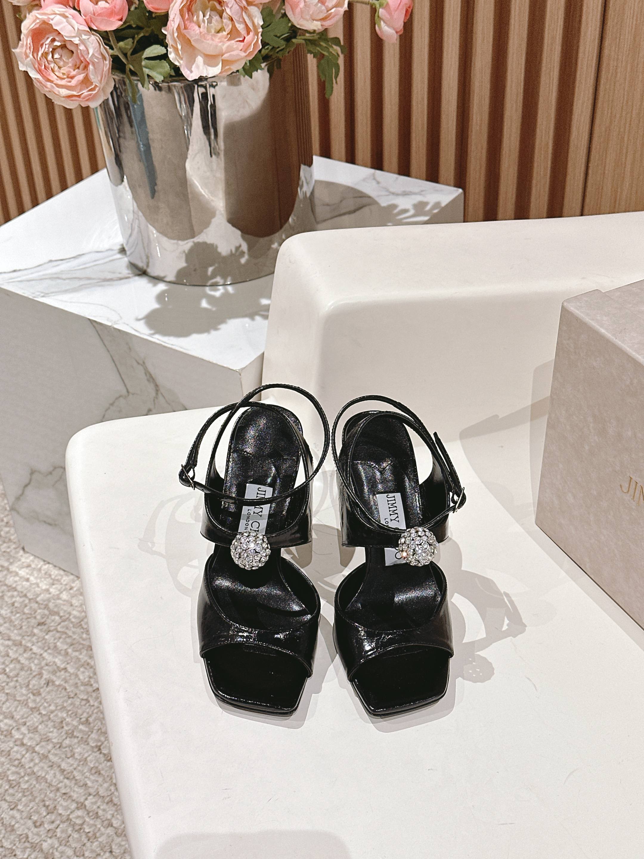 NO:237065,Jimmy Cho* Zhou Yangjie 25 Spring New High Heel Diamond Sandals Original Customized Temperament High Heels are a must-have for every woman, Material: Imported patent leather, inner sheepskin Italian leather outsole Heel height: 9.5cm Size 35-42, slippers, jimmy choo, sandals, slippers, sheepskin, Leather soles19860909Jimmy Cho*周仰杰 25开春新款高跟镶钻凉鞋 原版定制 气质高跟 是每个女人的必备品,材质:进口漆皮,内里绵羊皮 意大利真皮大底 跟高:9.5cm 码数35-42,拖鞋,jimmy choo,sandals,slippers,sheepskin,Leather soles,Women's Shoes