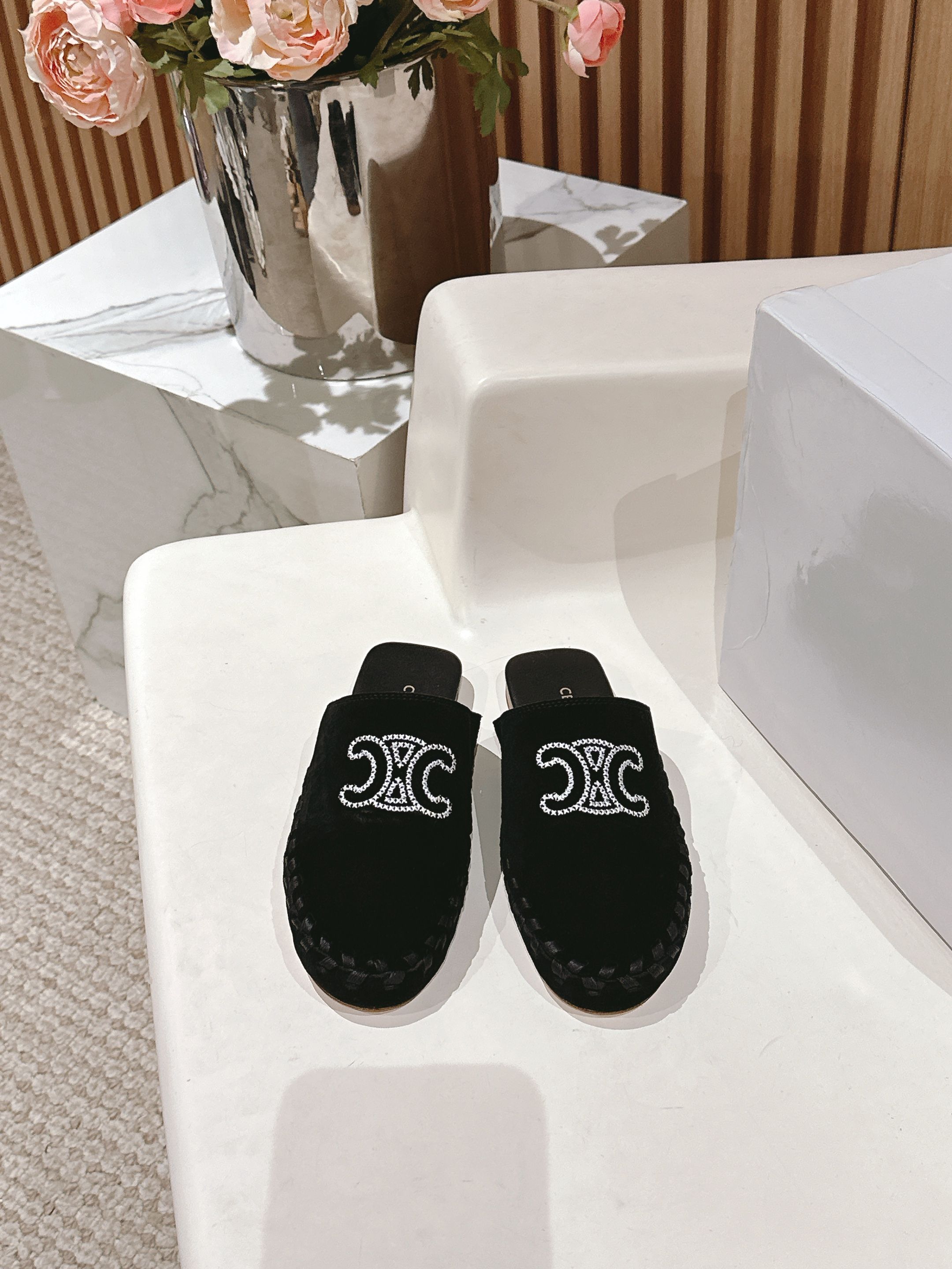 NO:237079,Purchase grade Celine Arc de Triomphe 25ss Spring and summer new style semi-torque full of high-end feel, Internet celebrity ins grass planting artifact, very retro style, full of aura, very novel, high-end and very comfortable. The imprinted celine logo highlights the brand's charm. Fabric original beef reverse velvet inner sheepskin outsole Italian leather outsole injection molding Size35-40 (40 custom made), slippers, celine, celine, slippers, sheepskin, Leather soles19860909代购级 Celine 赛琳 凯旋门 25ss 春夏新款 半拖 高级感十足 网红ins种草神器、非常复古风、气场十足单品、设计风格非常新颖、高档且非常舒适. 压印celine标志彰显品牌魅力 面料原版牛反绒 内里羊皮 大底意大利真皮大底注塑 Size35-40（40定做）,拖鞋,celine,celine,slippers,sheepskin,Leather soles,Women's Shoes