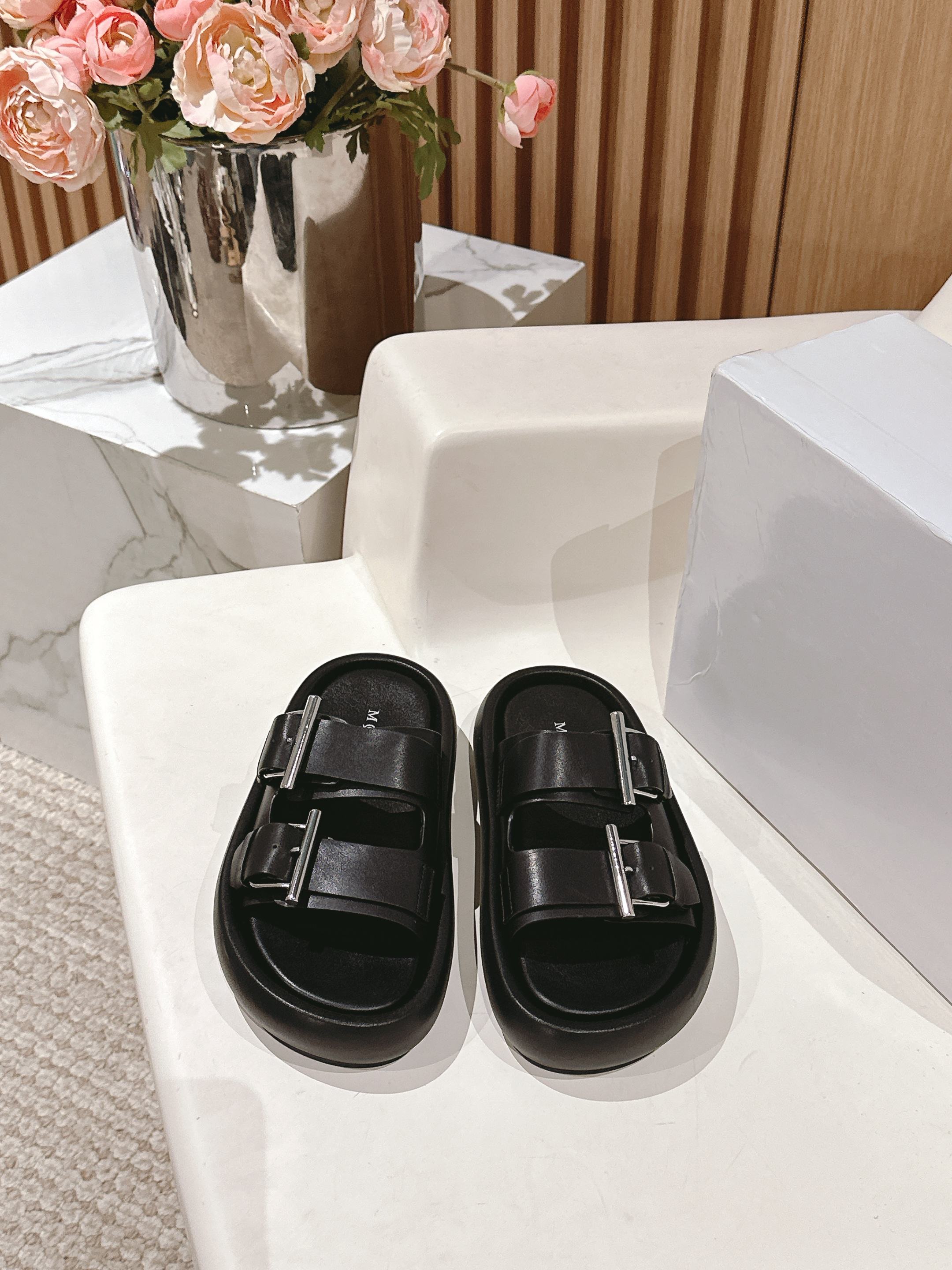 NO:237076,#Alexander McQueen Early Spring Series Thick Bocken Semi-drag McQueen made a very attractive green in his mind!  The leather texture of the fur is paired with dark green!  The feet look super white!  The thick-soled design is really a blessing for a small person~ the double-breasted design does not hurt your feet at all!  The footrest is very soft and comfortable~ and the leather texture is also available!  Cool leather surface is more suitable for summer~ Cowhide/Cow reverse velvet Sheepskin inner Size35-39/40 Customized non-return and exchange, slippers, alexander mcqueen, slippers, cowhide, sheepskin19860909#亚历山大·麦昆早春系列 厚底博肯半拖 麦昆做出了心目中的非常耐看的绿色！翻皮毛的皮质感搭配上墨绿色！上脚超级显白！厚底设计真的是小个子福音啦～双排扣设计一点都不磨脚！垫脚羊里,非常柔软舒适的哦～还有皮面质感！凉爽的皮面更适合夏天～ 牛皮/牛反绒 羊皮内里 Size35-39/40定制不退换,拖鞋,alexander mcqueen,slippers,cowhide,sheepskin,Women's Shoes